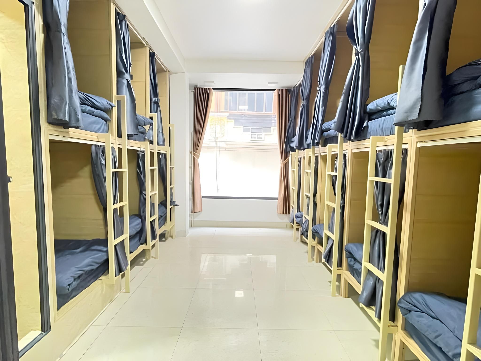 Single Bed in Mixed Dormitory Room