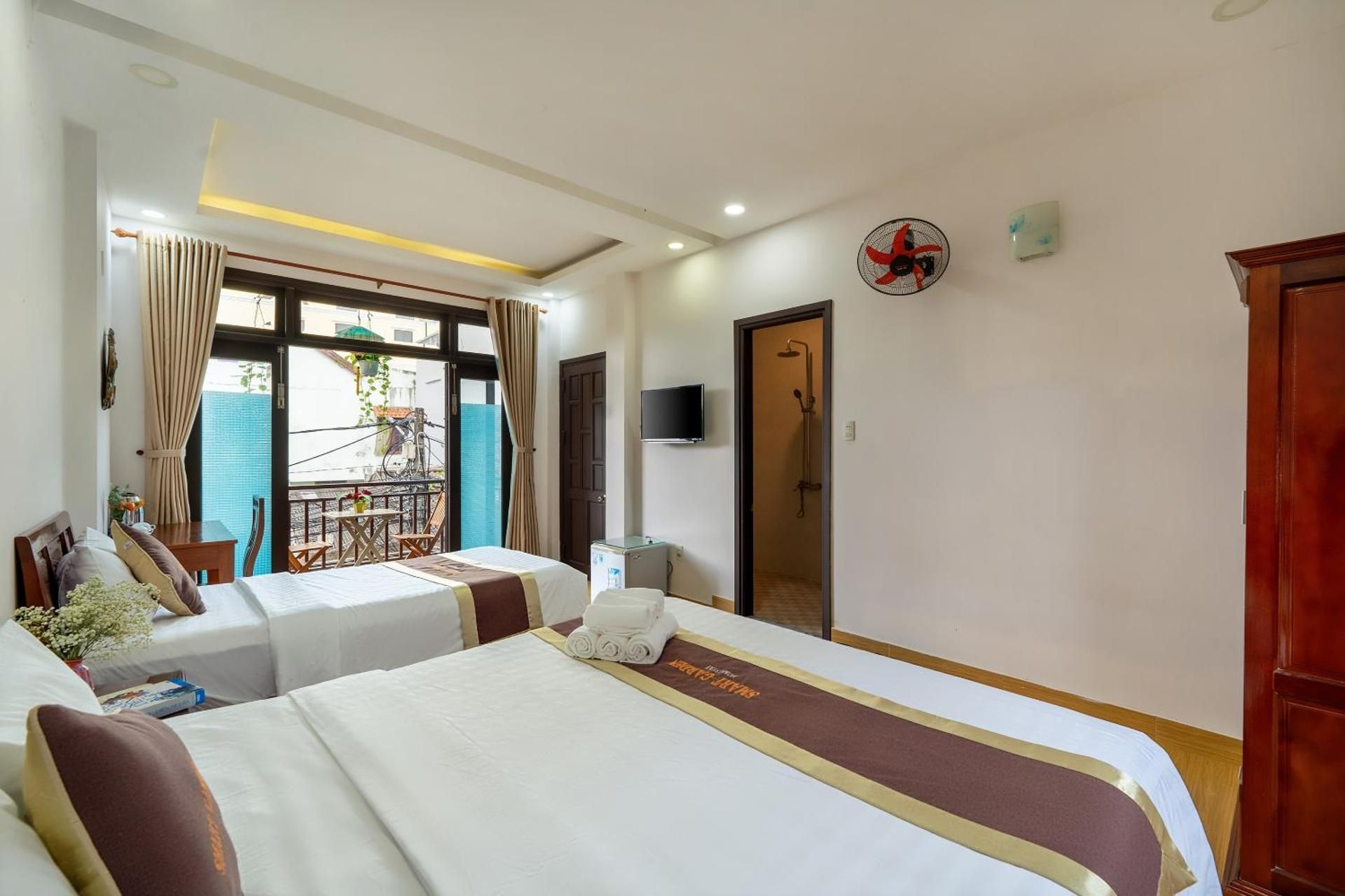 Smart Garden Homestay Family Room with Balcony 2