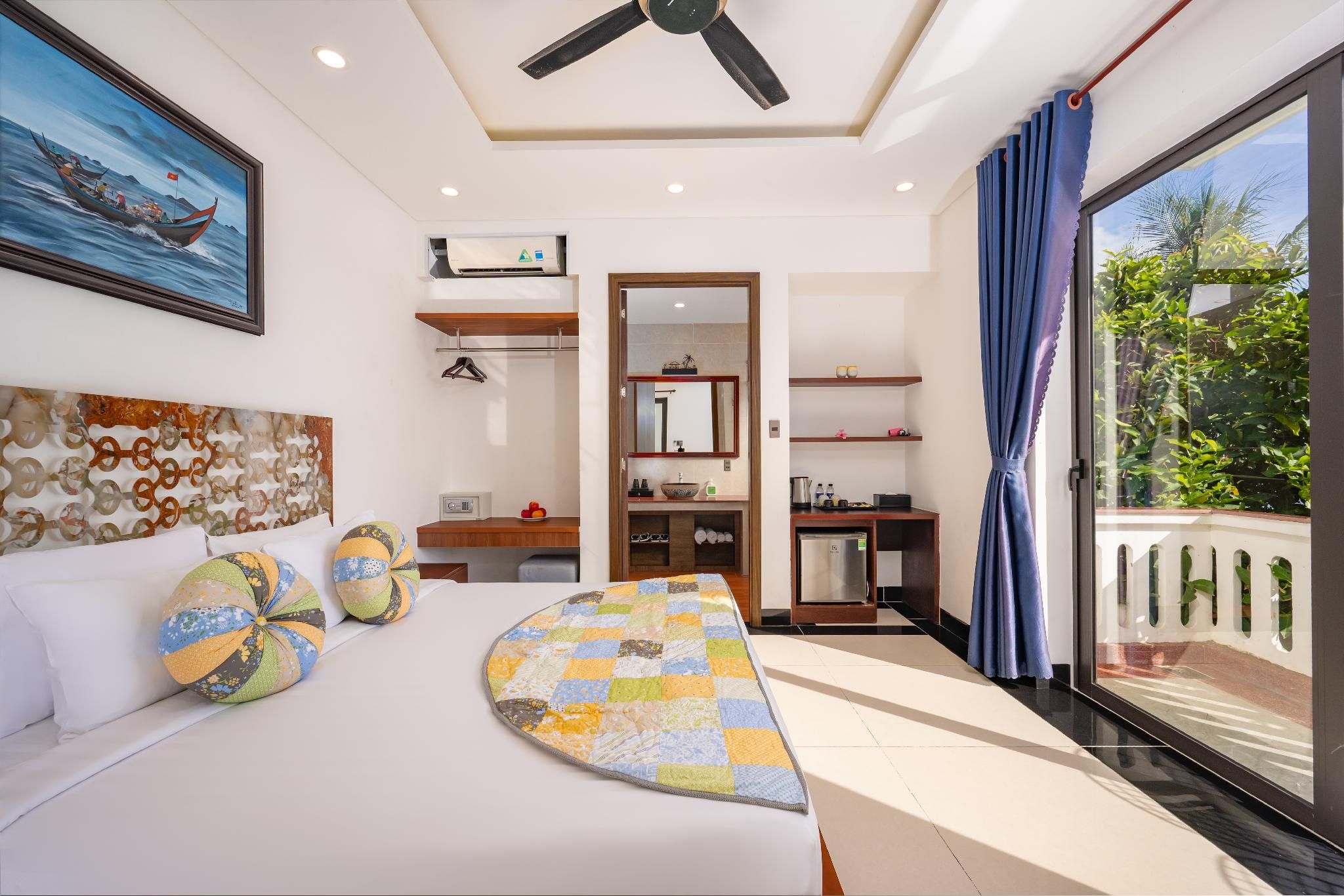 Premier King Balcony