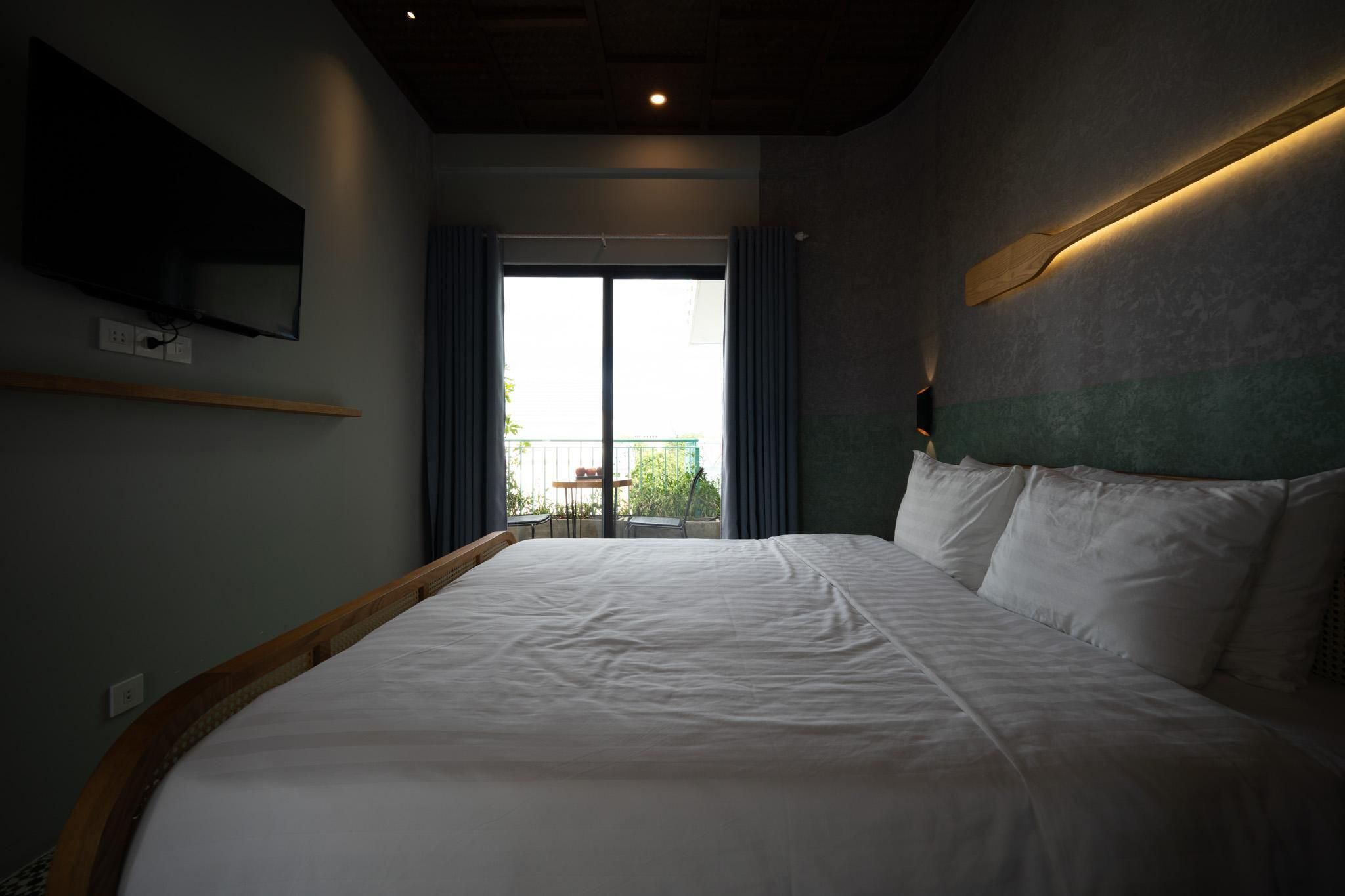 Deluxe Pool View King Room