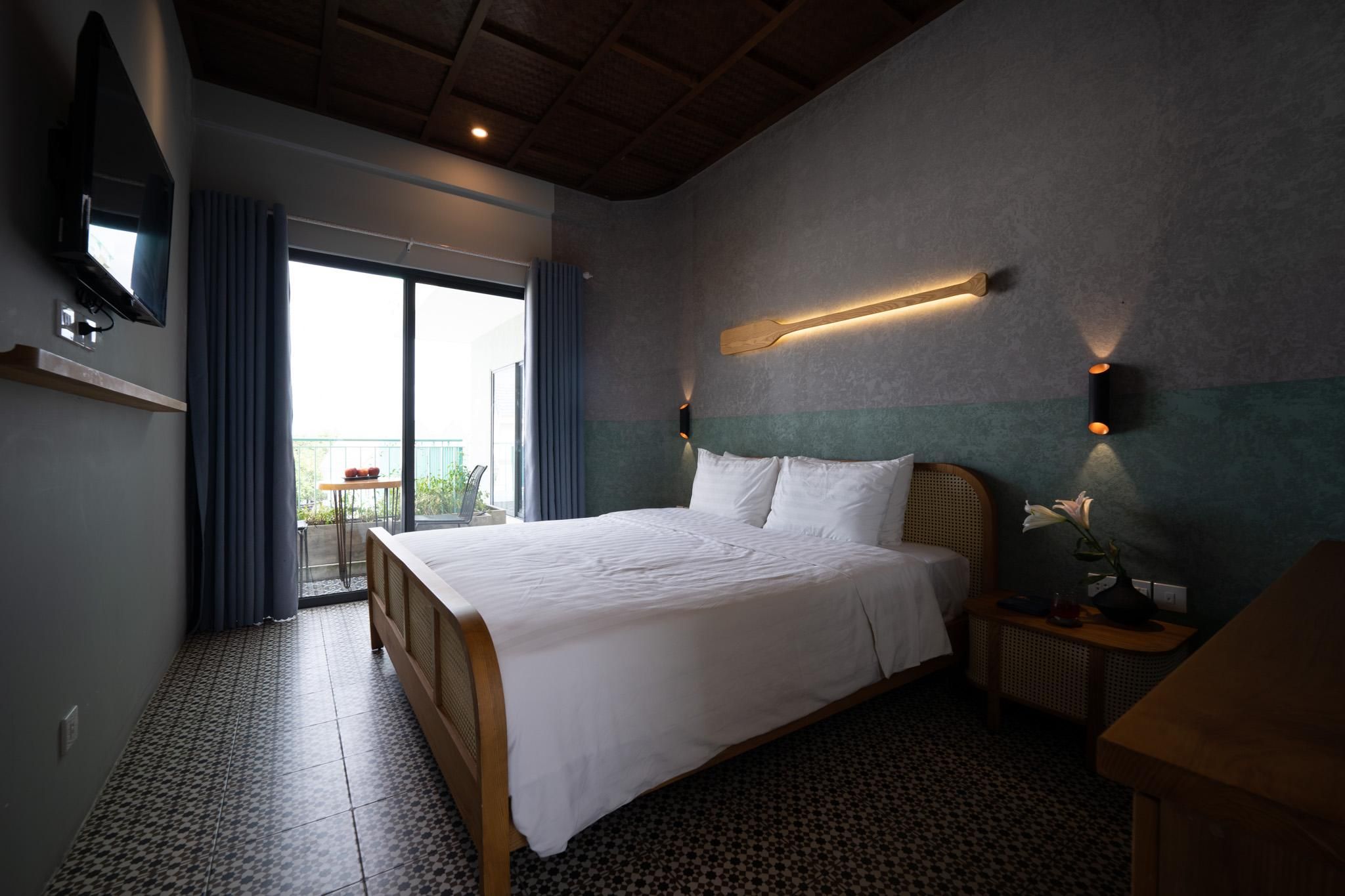 Deluxe Pool View King Room
