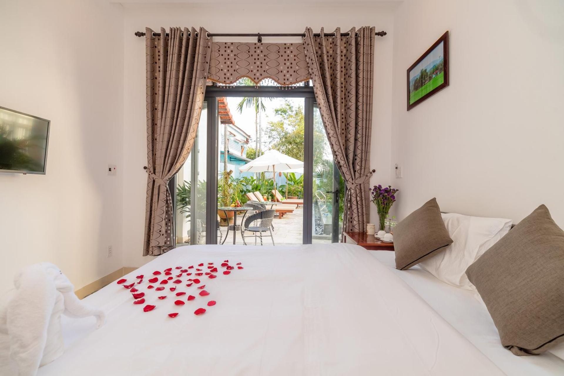Deluxe Double or Twin Room with Pool View