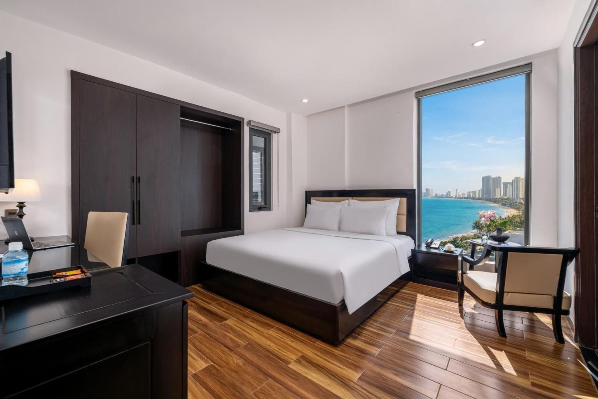 Deluxe Double or Twin Room with City View