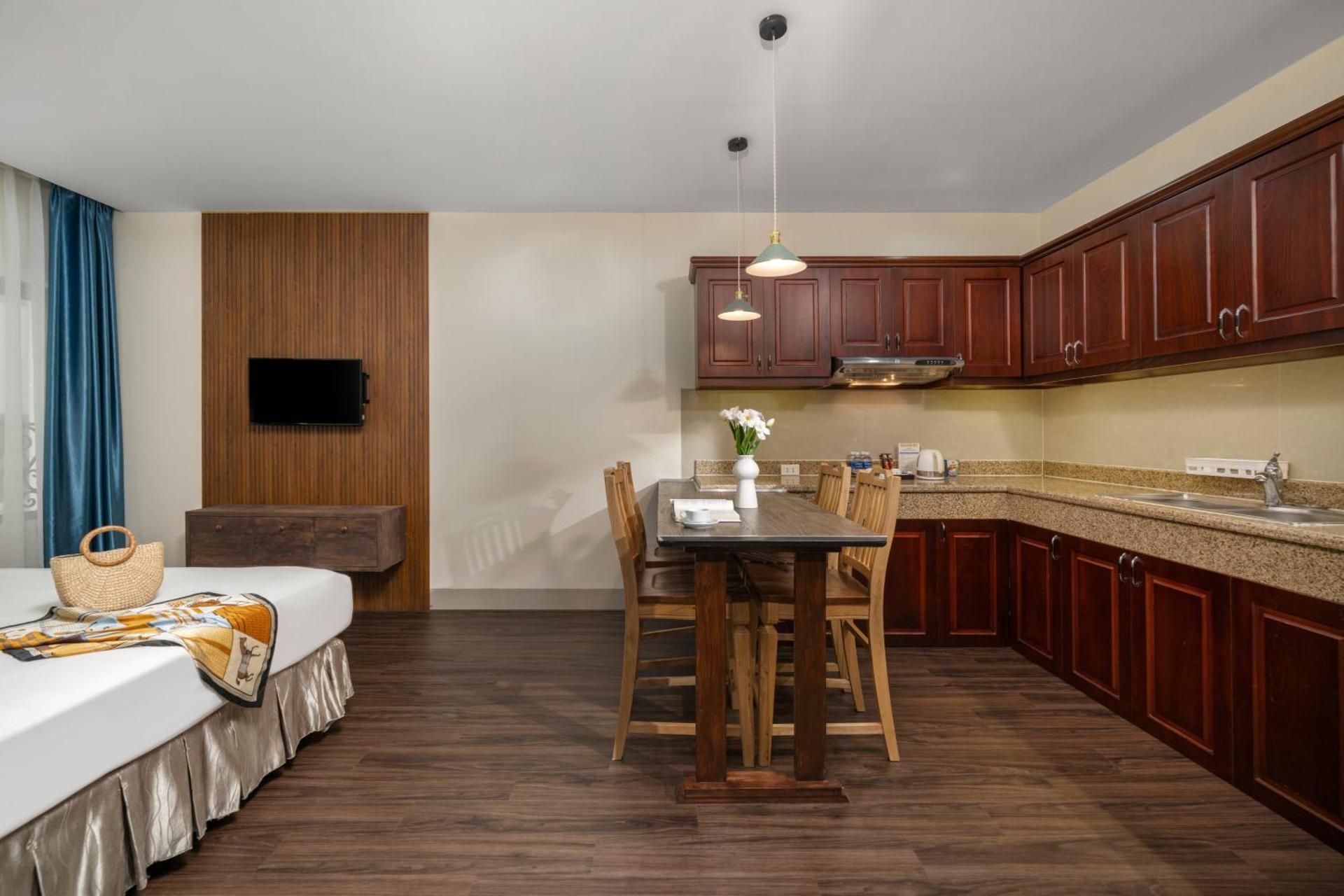 Deluxe One-Bedroom Apartment with Ocean View