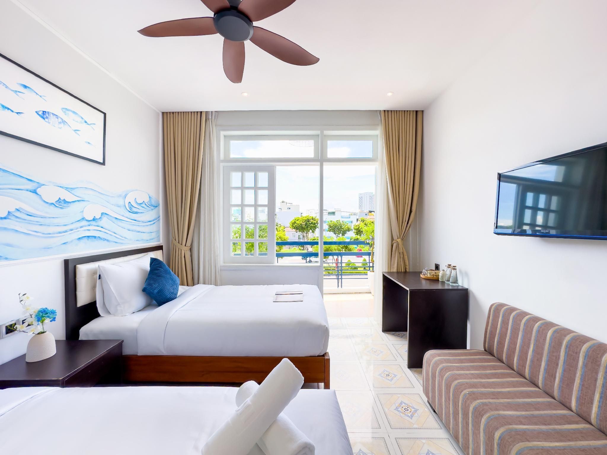 Superior Twin Room with Window