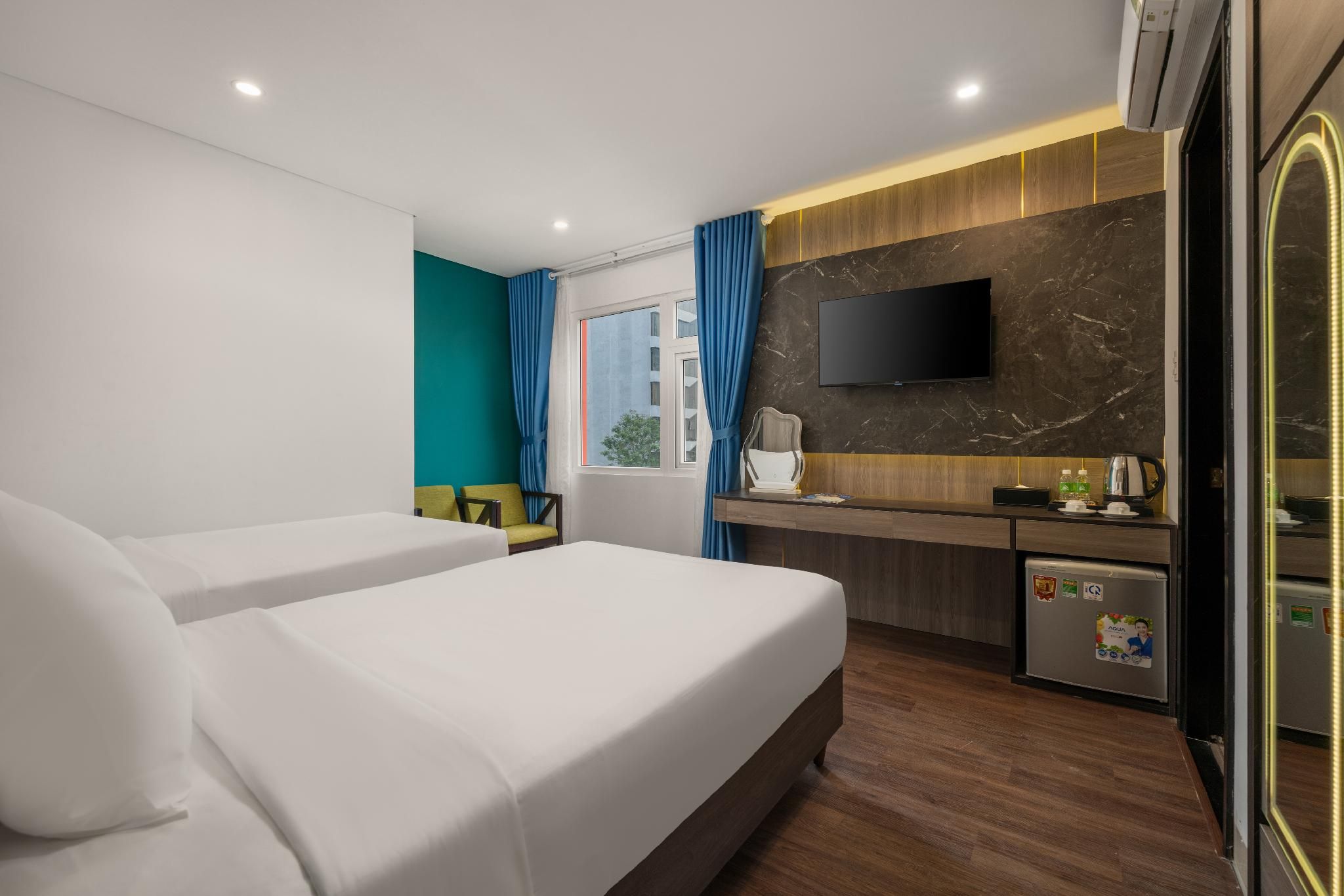 Deluxe Twin City View