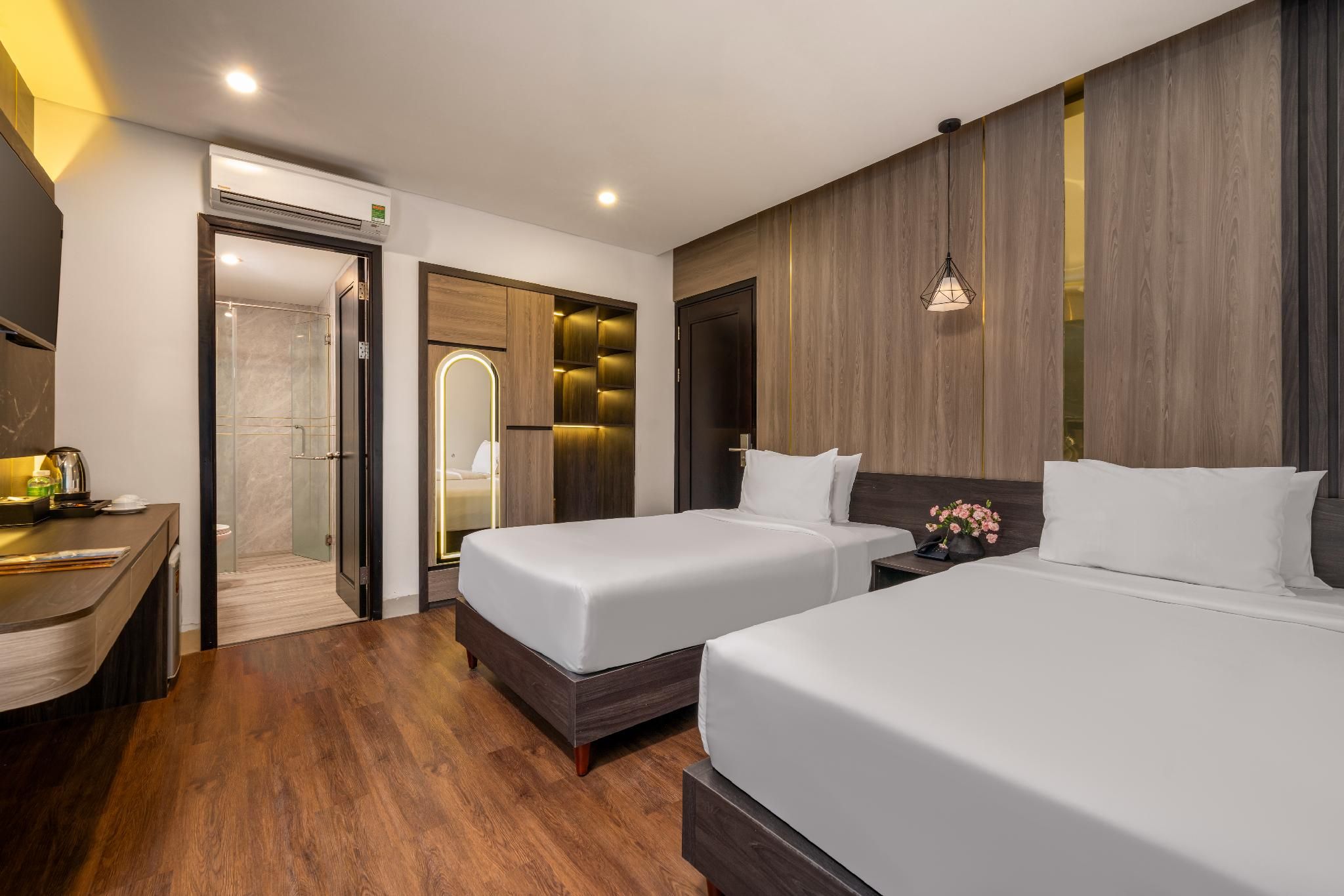 Deluxe Twin City View