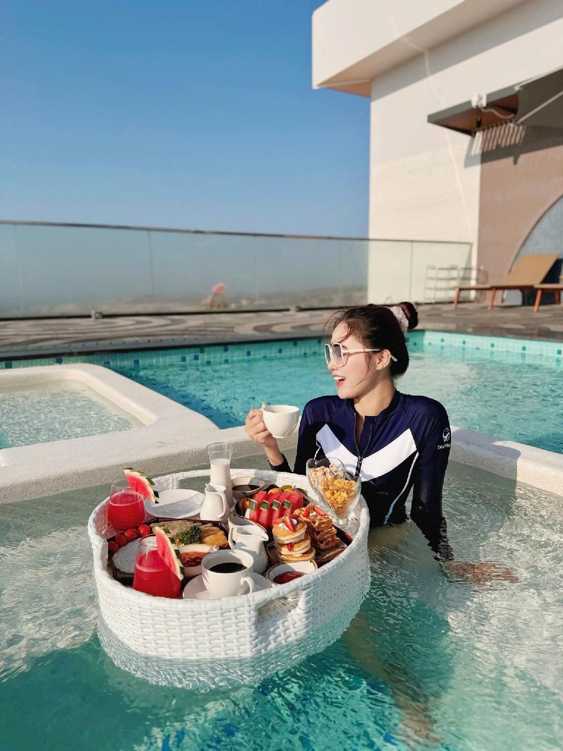 swimming pool [outdoor]