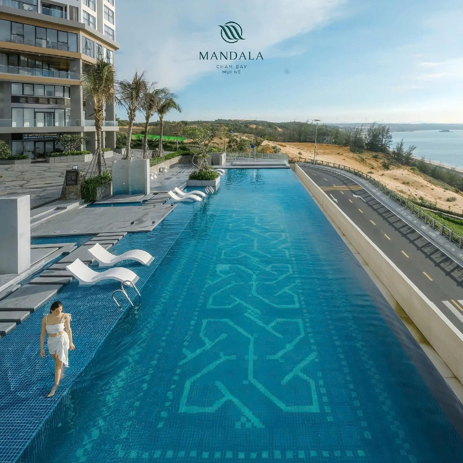 swimming pool [outdoor]