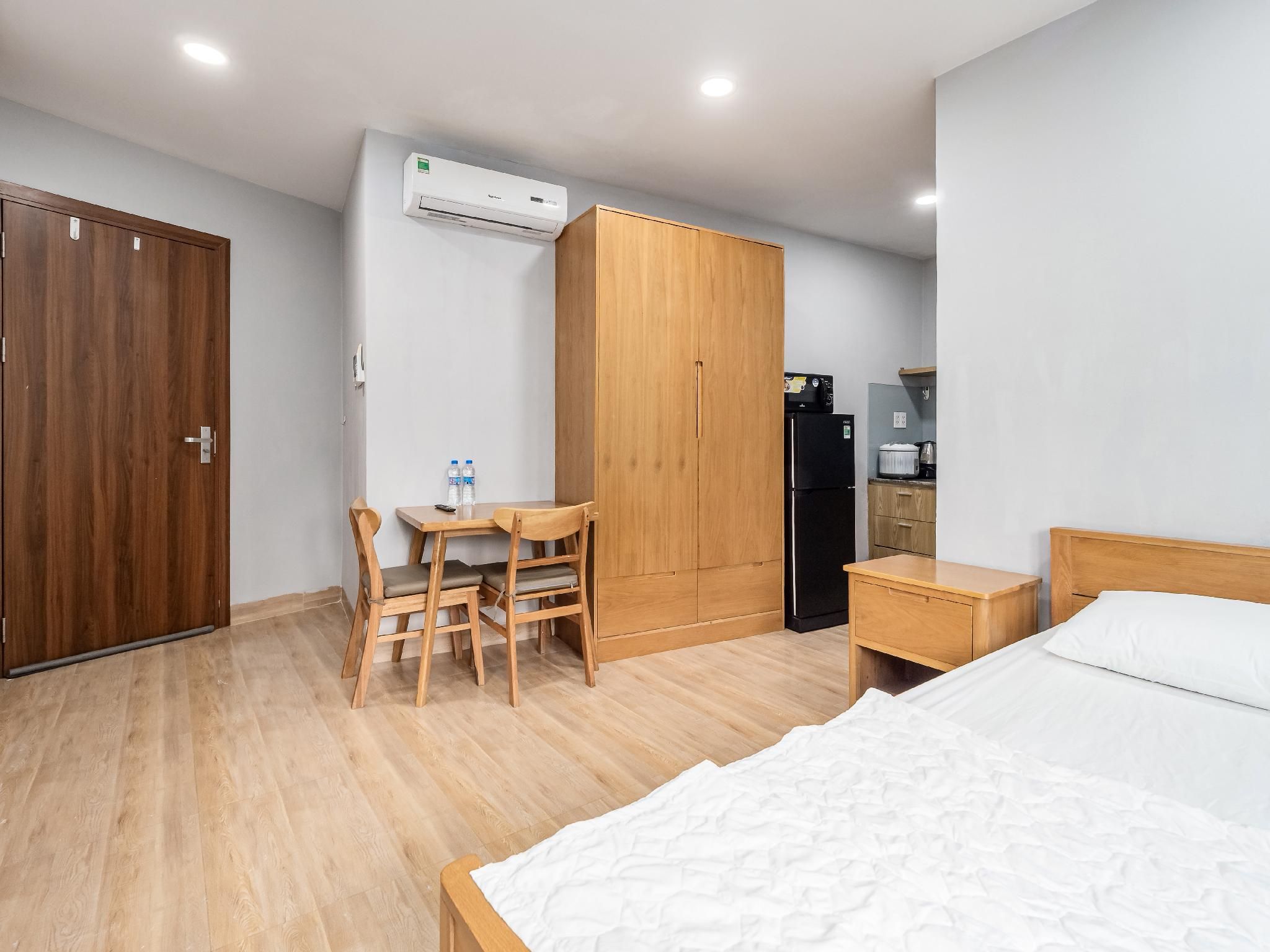 Studio - Double Bed Basin View