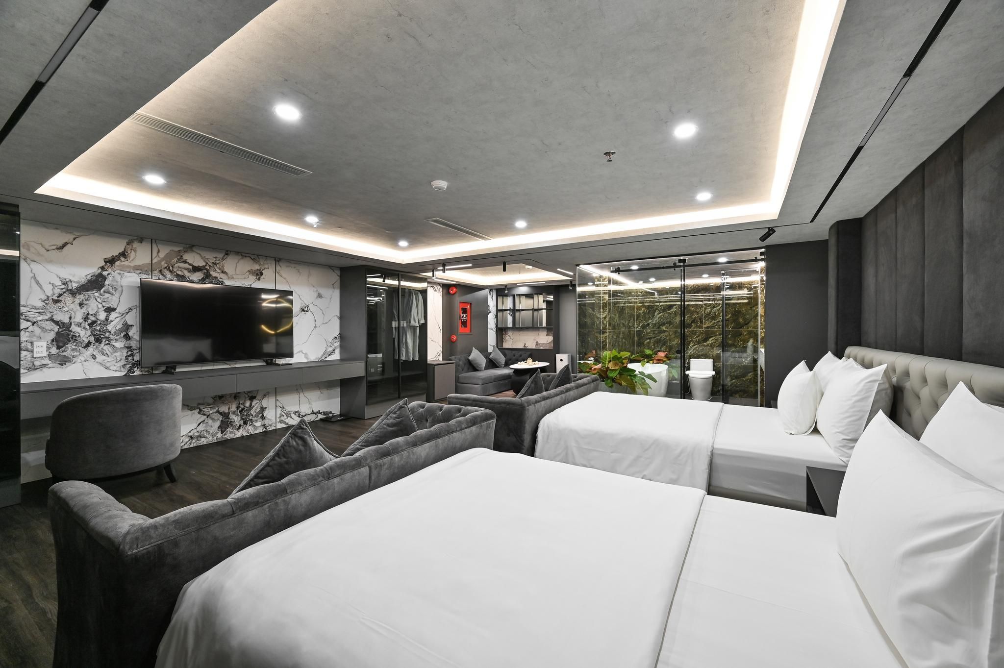 Family Room with Bathtub