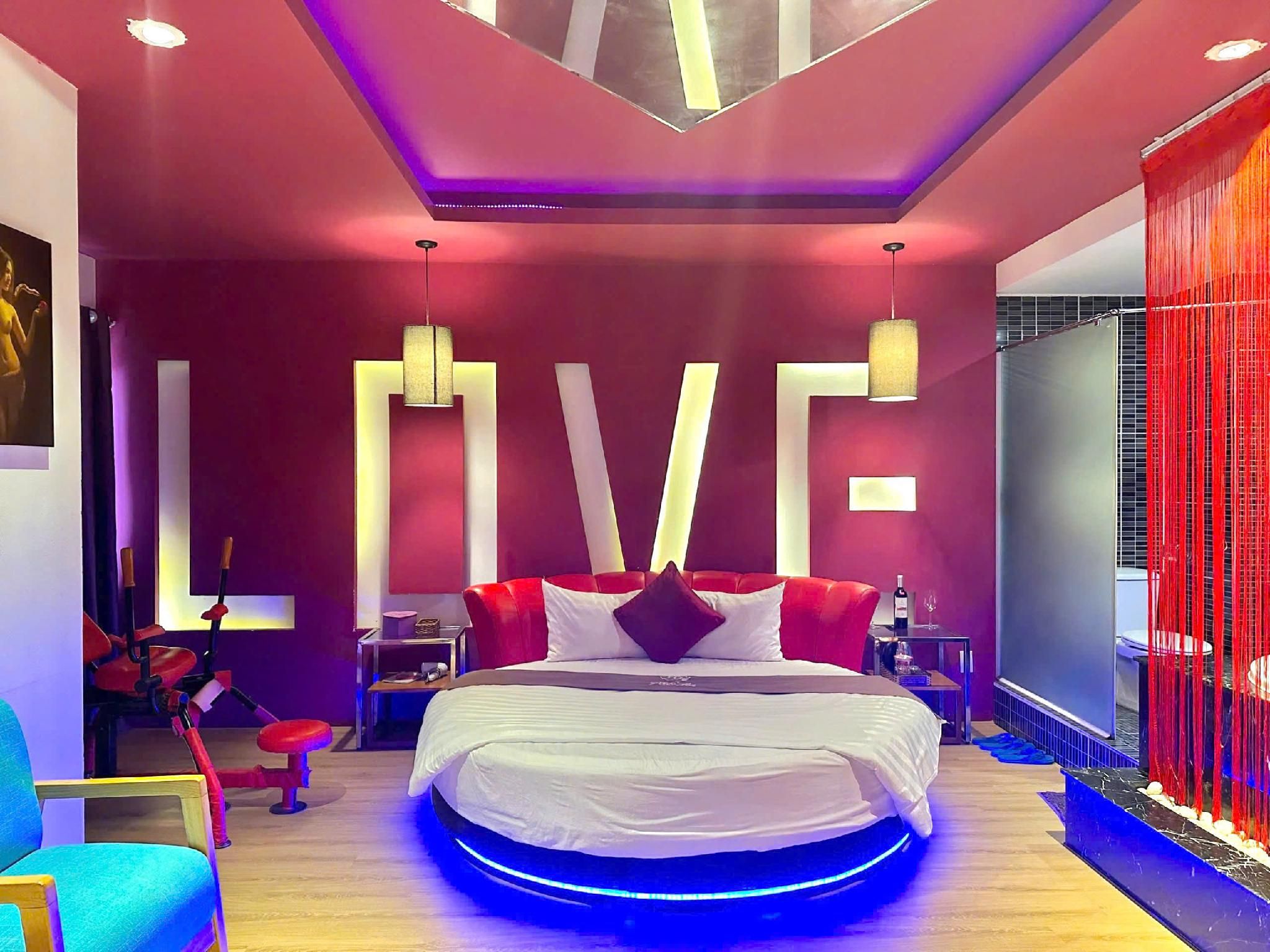 Deluxe - 1 Queen Bed