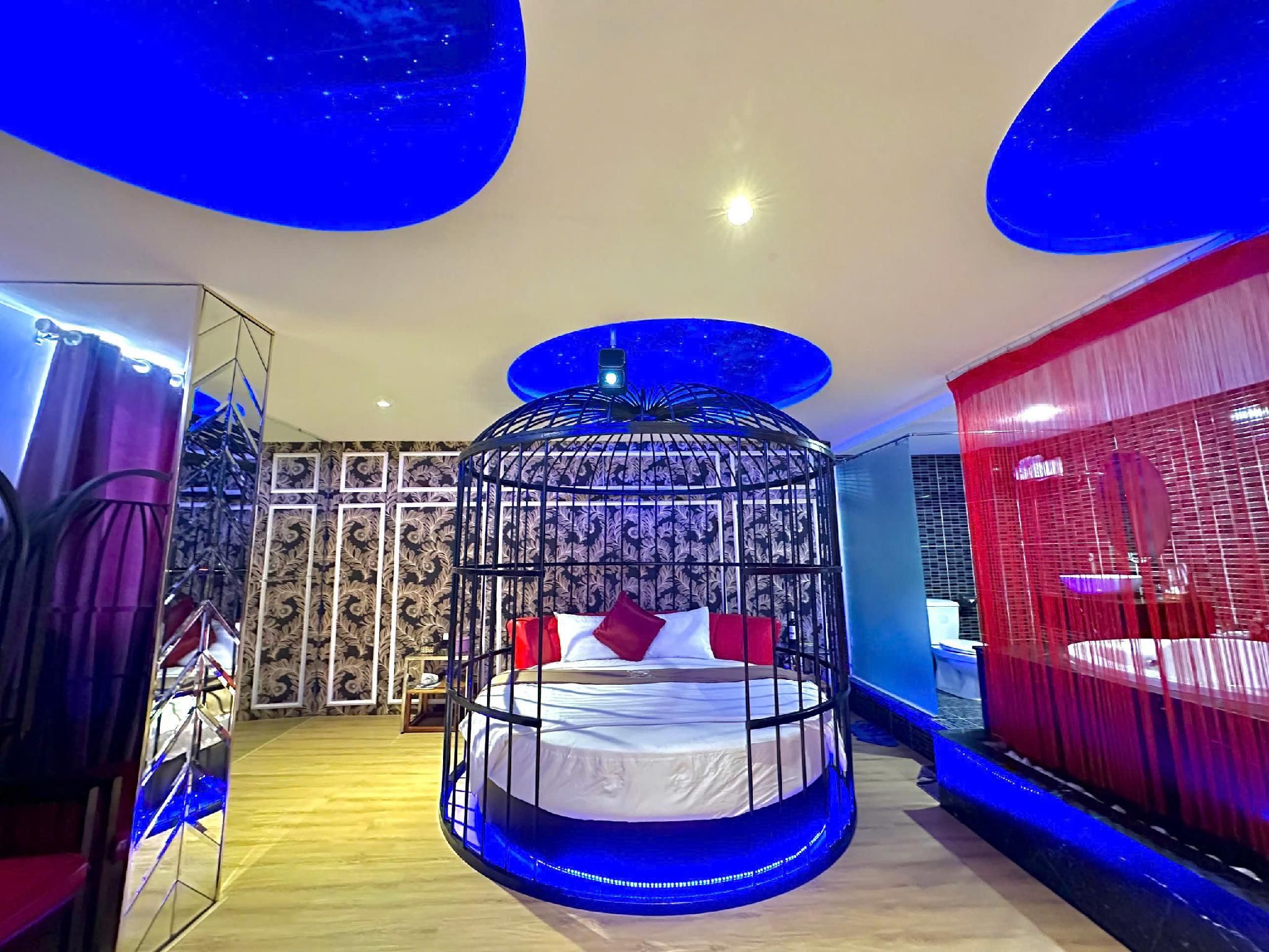 Deluxe - 1 Queen Bed