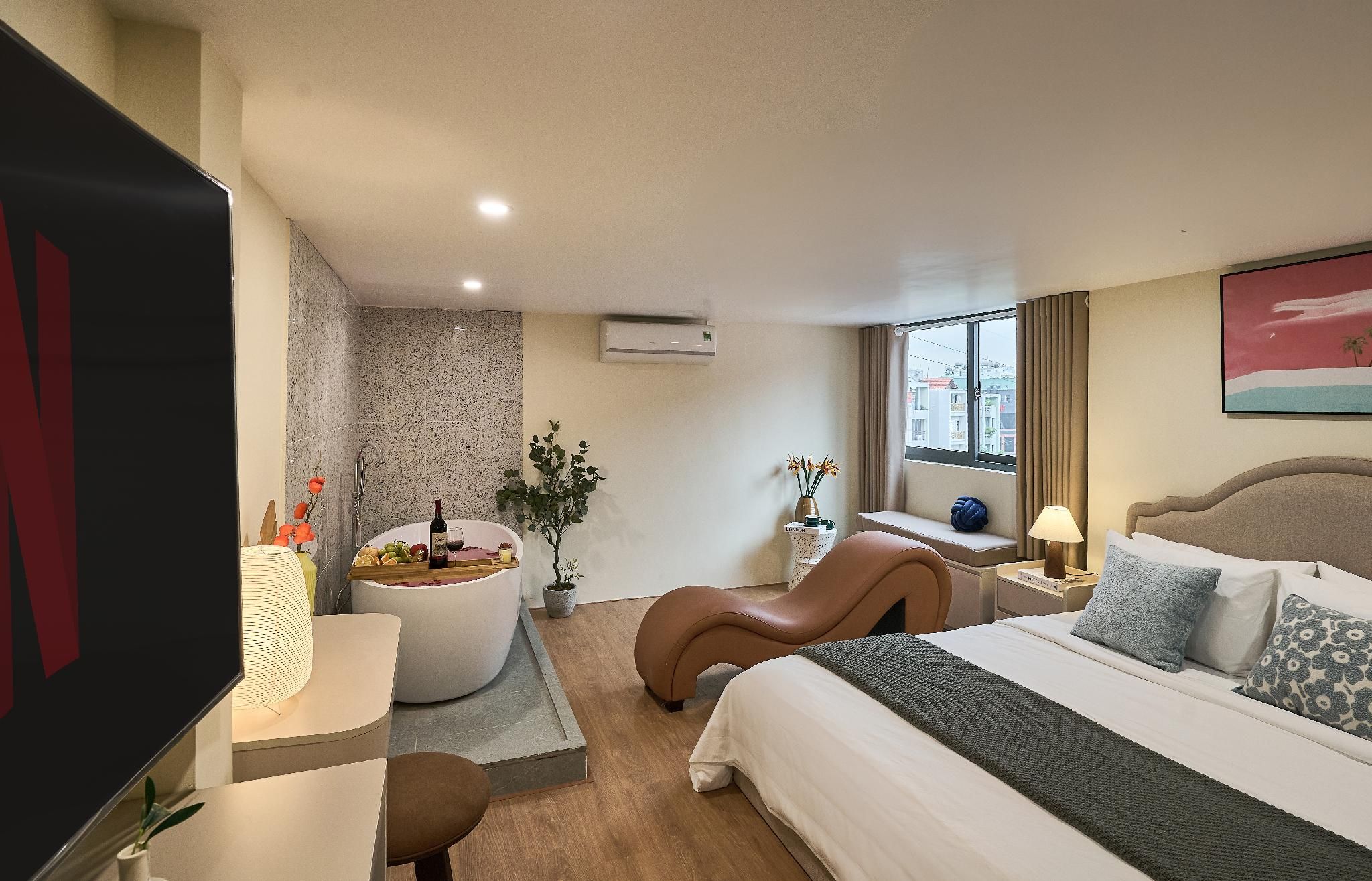 Honeymoon Suite with Bathtub