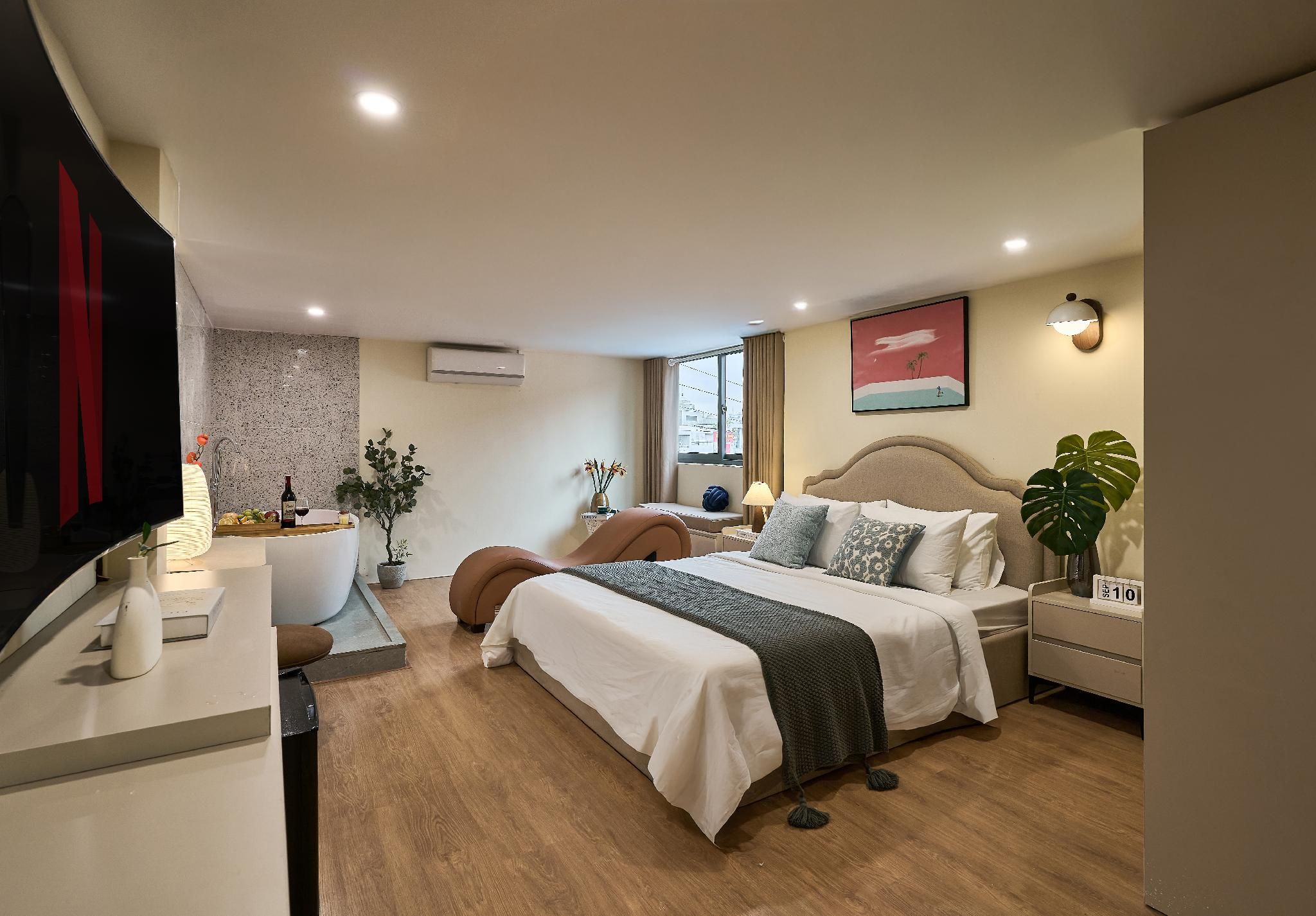 Honeymoon Suite with Bathtub