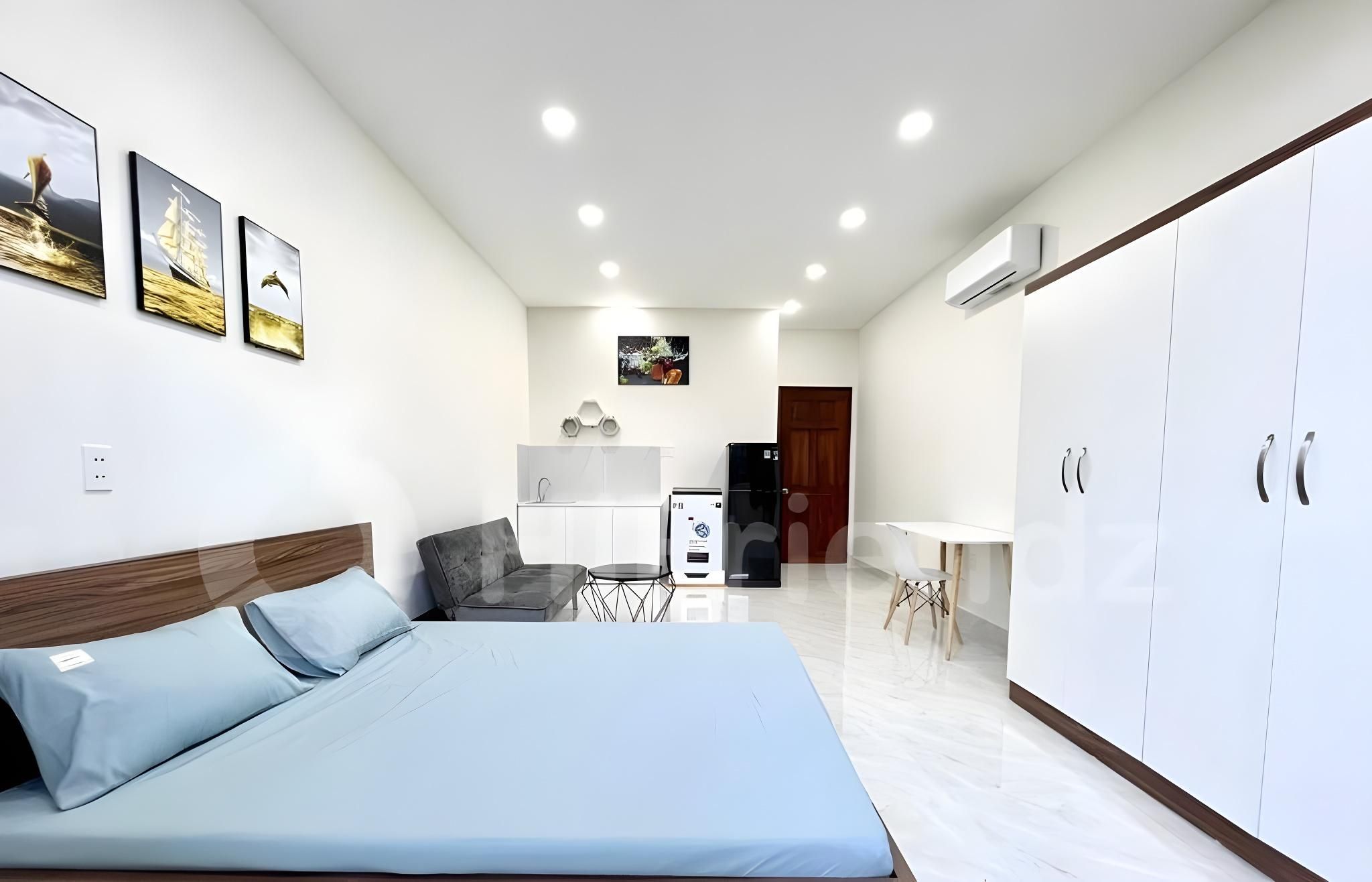 Deluxe with Window