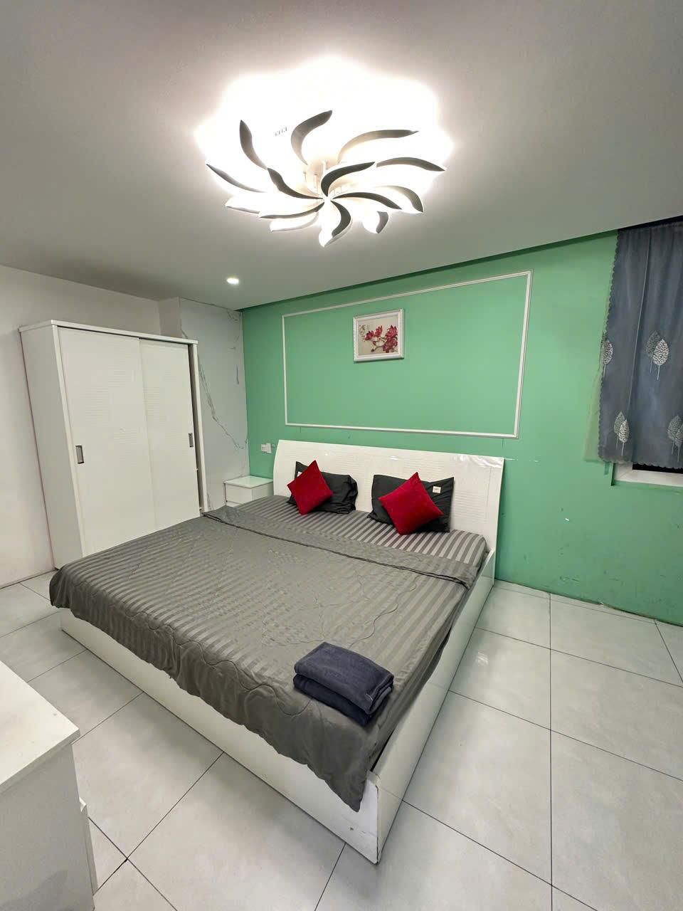 Deluxe King - No View