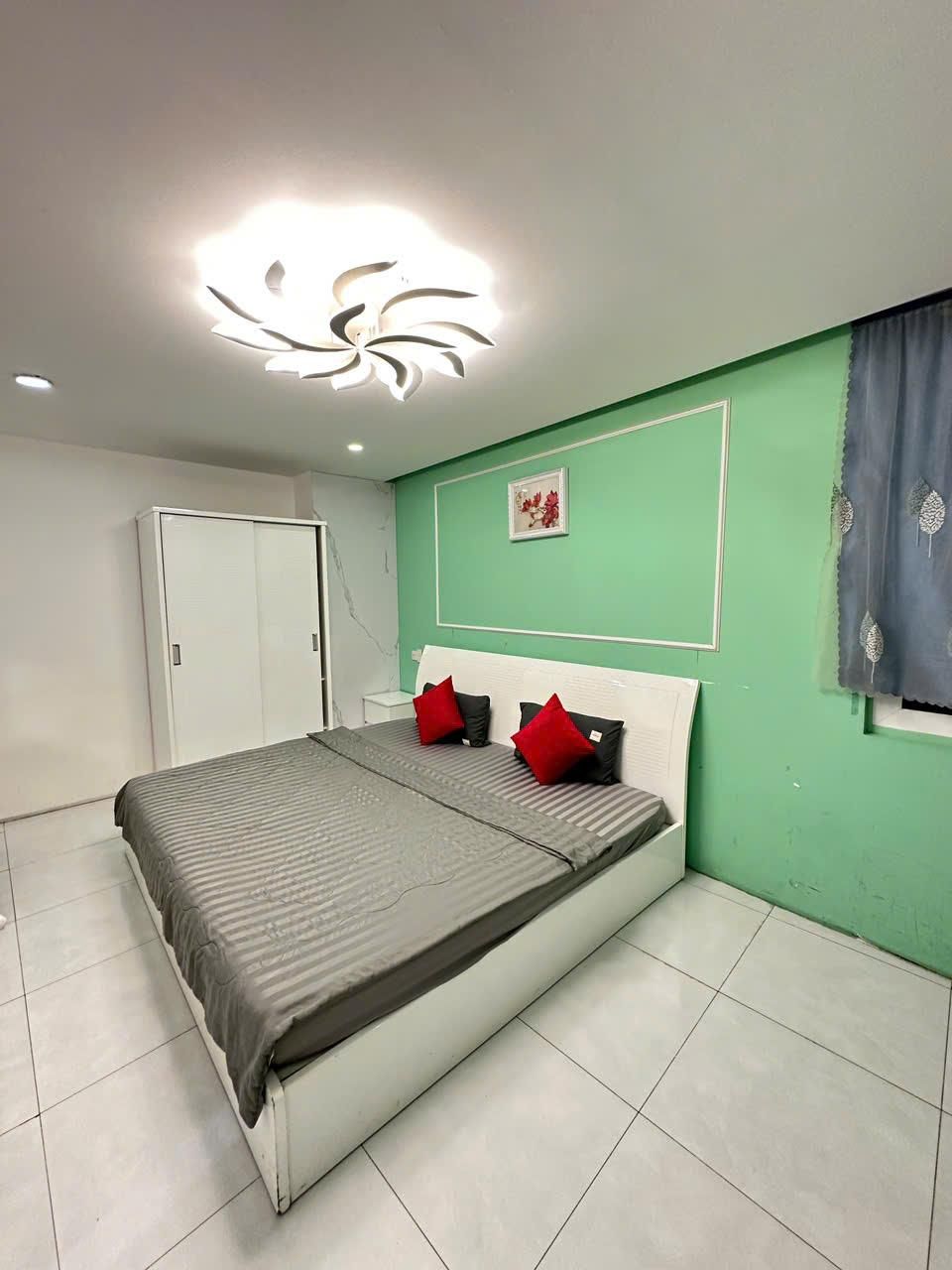 Deluxe King - No View