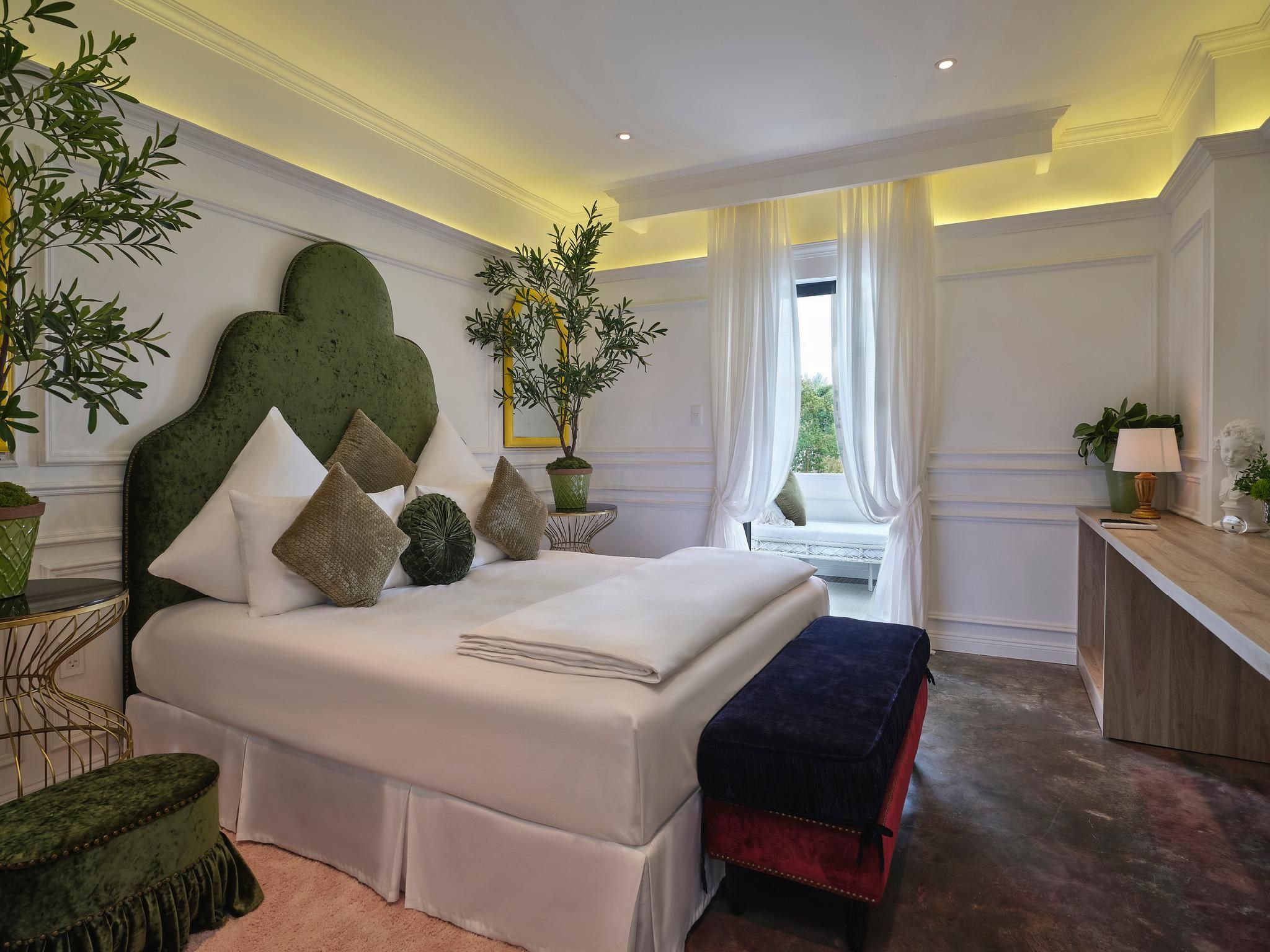 Deluxe - 1 King Bed with Patio View