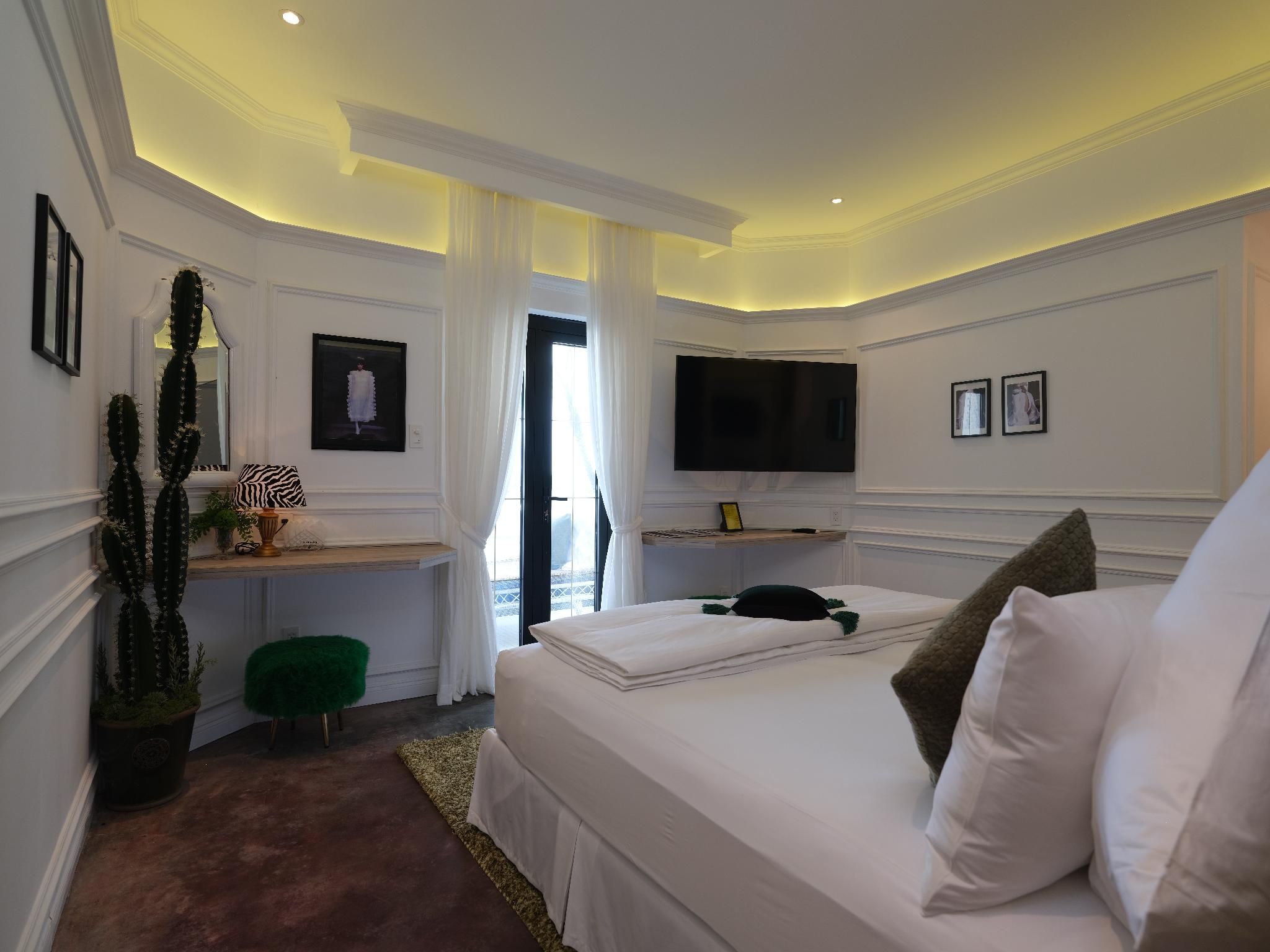 Deluxe - 1 King Bed with Patio View