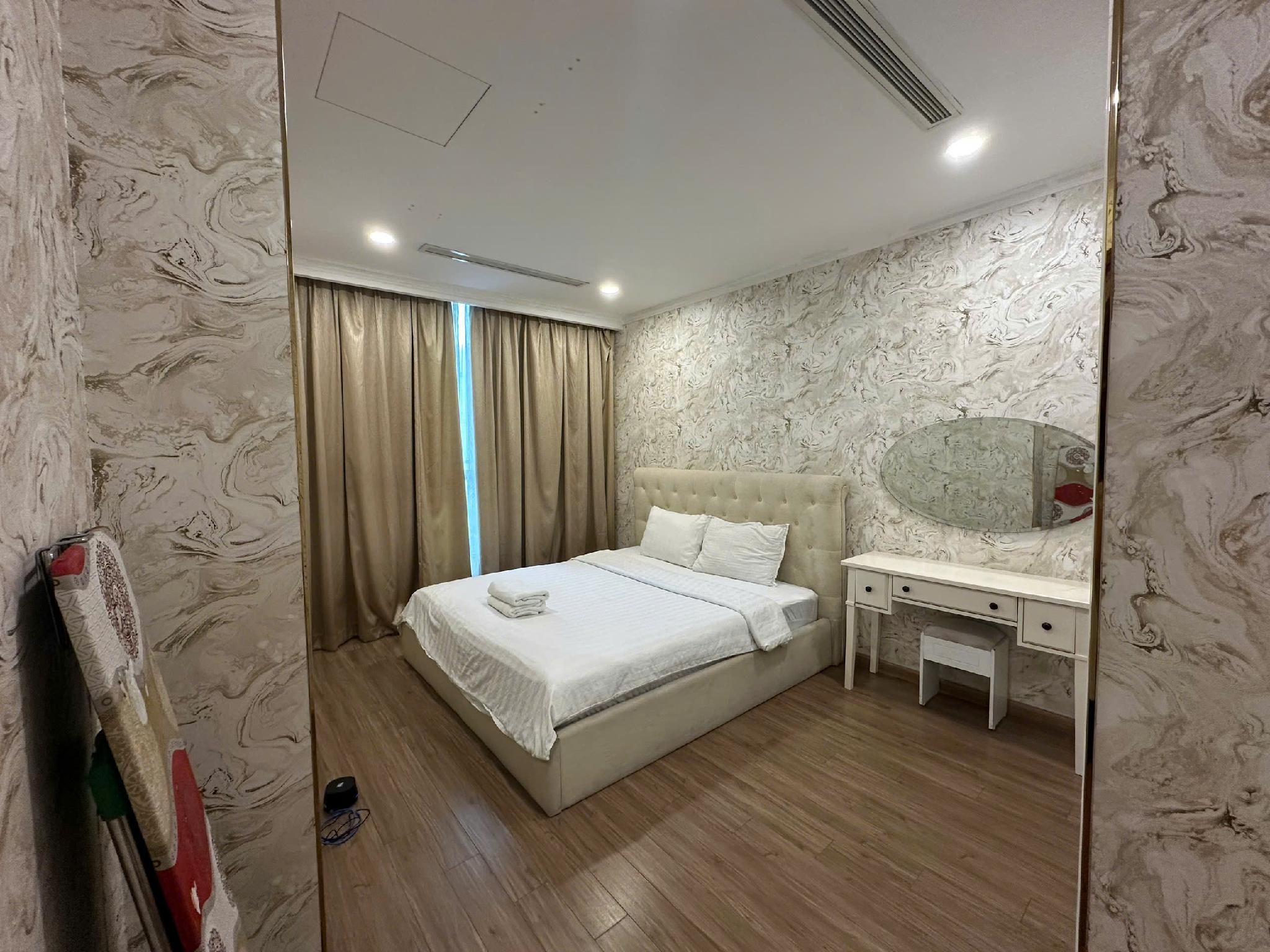 3 Bedroom Apartment Landmark Plus Tower with Landmark 81 View - Skyway