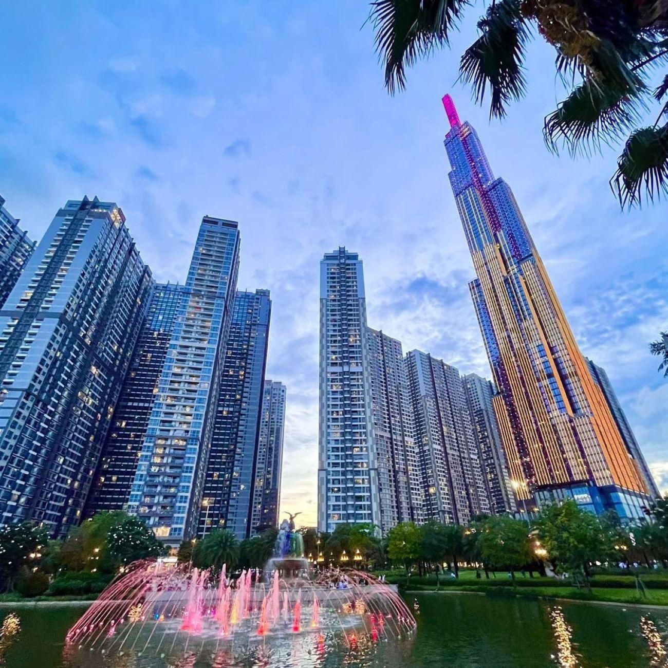 2 Bedroom Apartment Landmark Tower with City View - Skyway