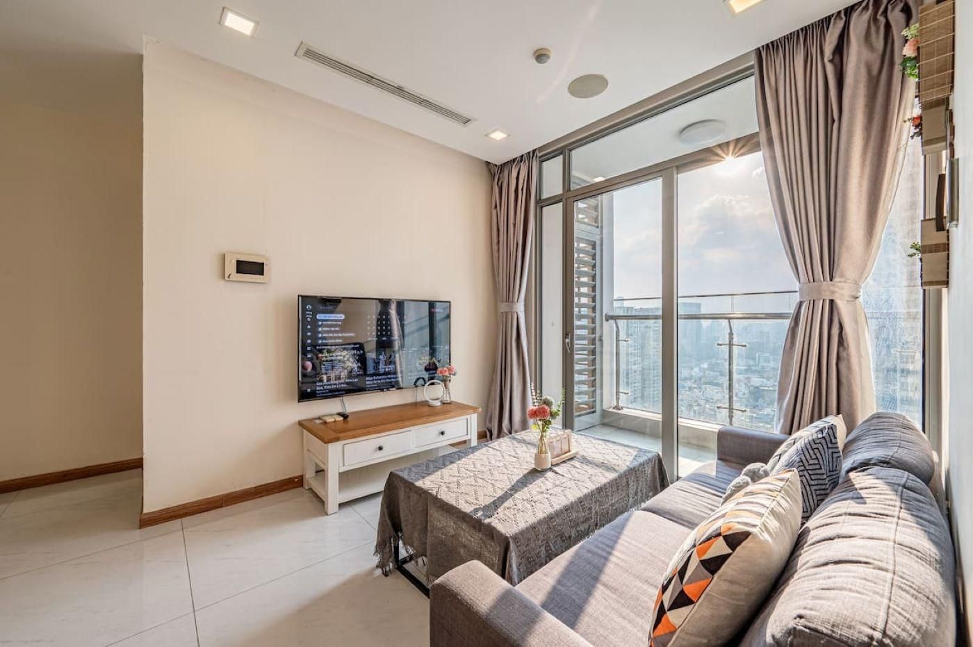 2 Bedroom Apartment Vinhome Central Park with Street View - Skyway