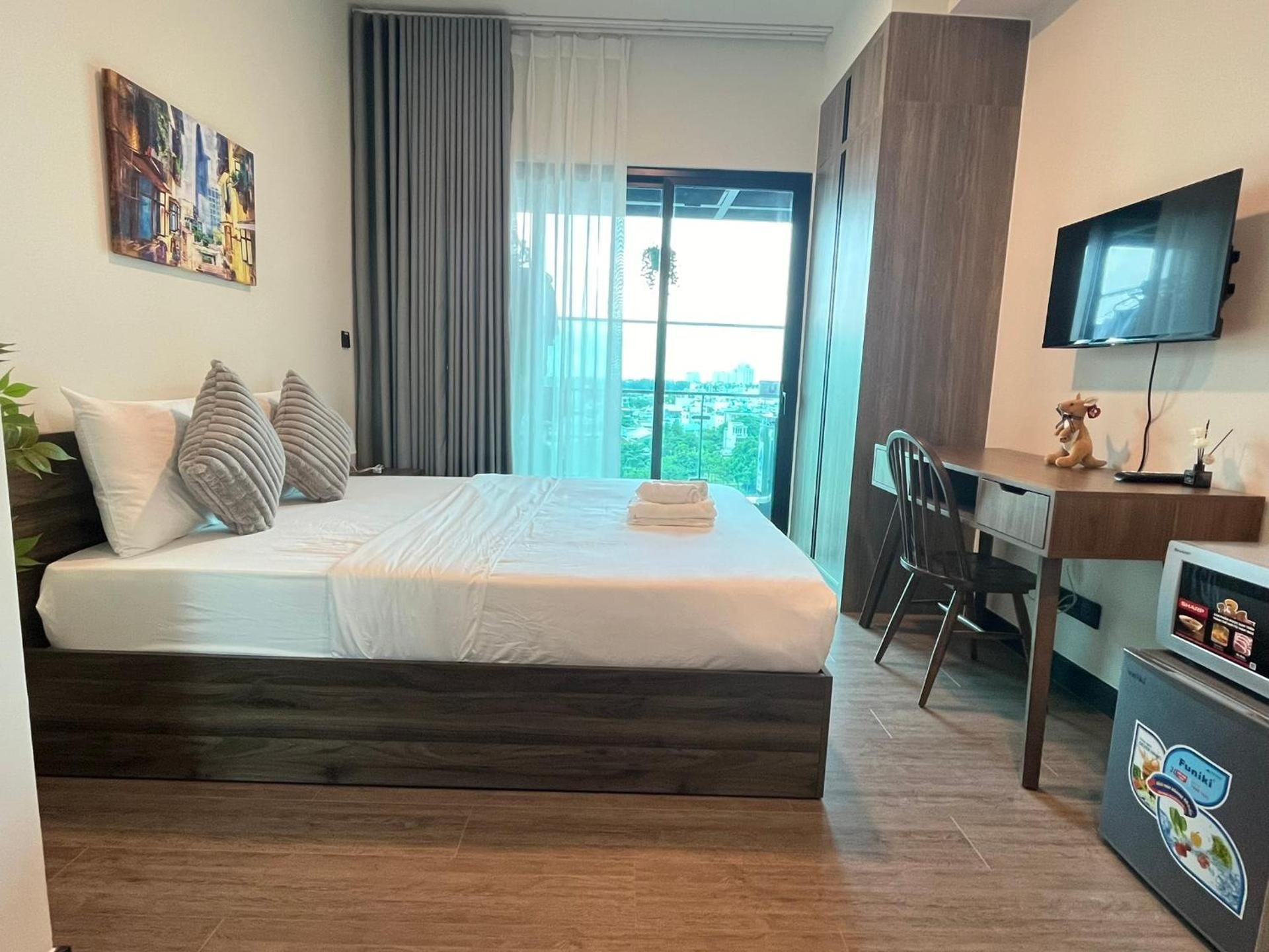 One-Bedroom Apartment with Balcony