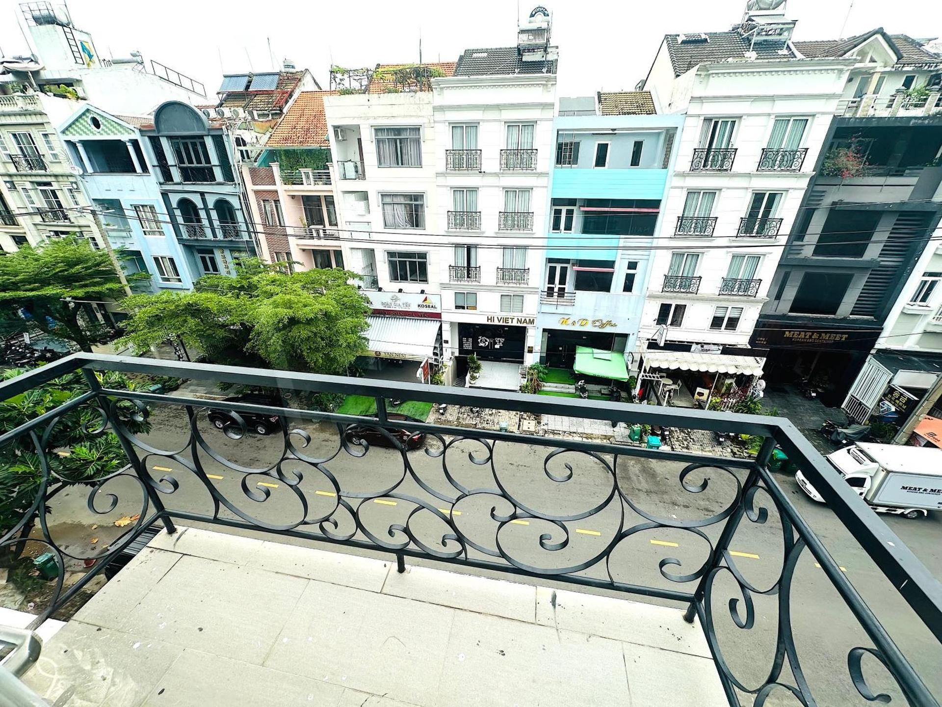 One-Bedroom Apartment with Balcony