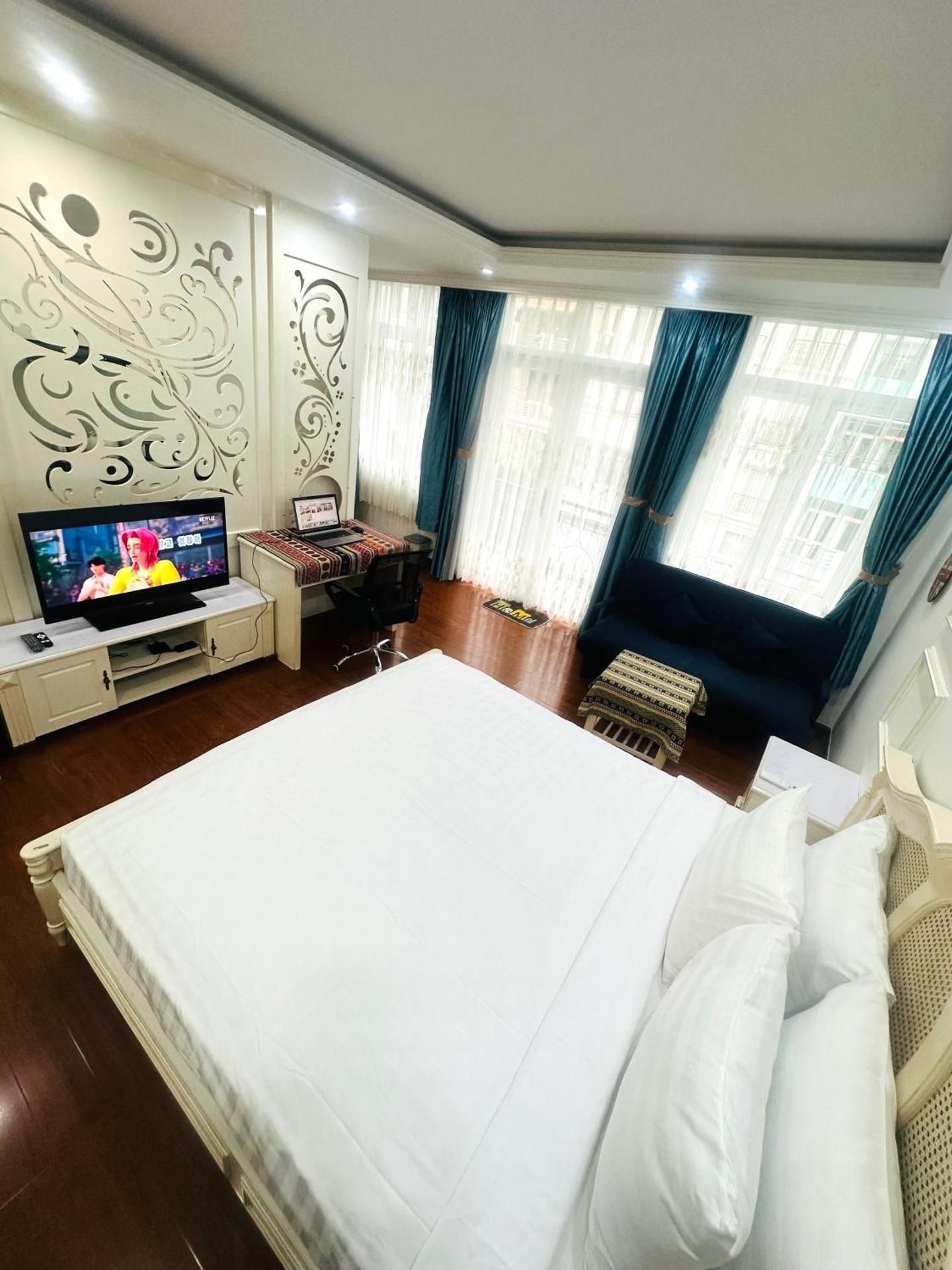 King Studio with Sofa Bed