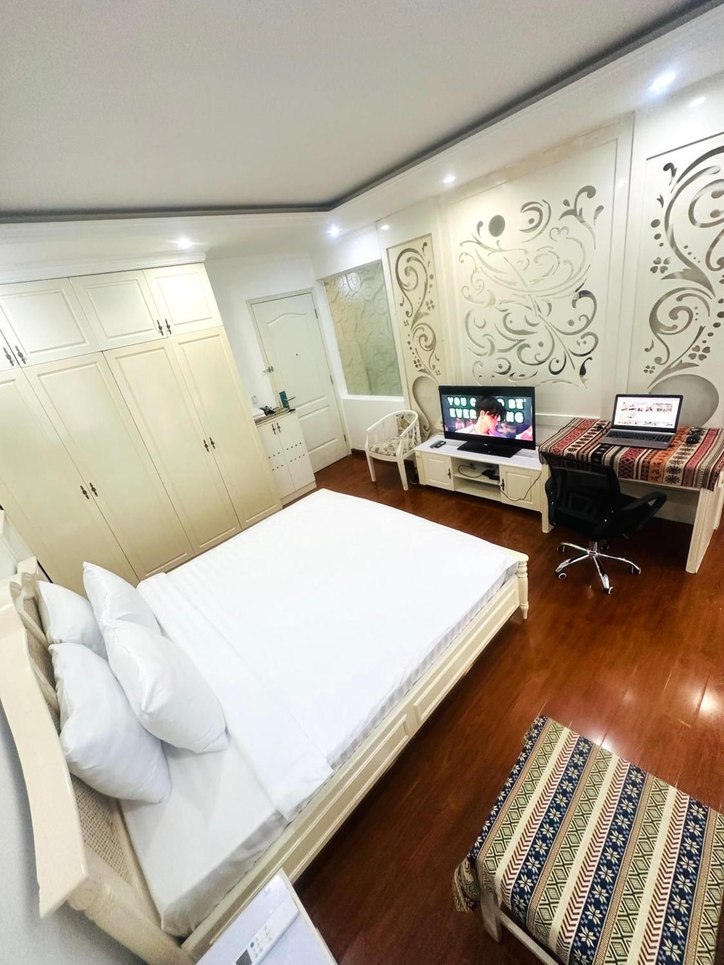 King Studio with Sofa Bed