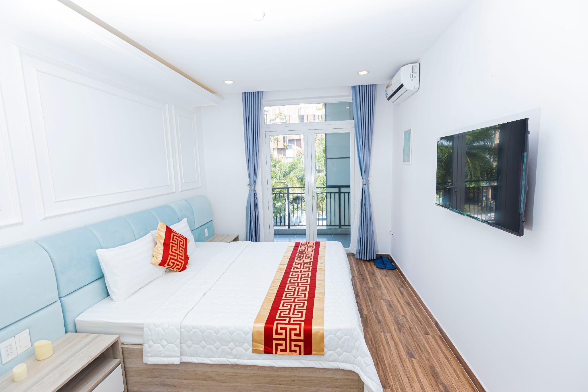 Balcony Deluxe Double - Detached Private Bathroom