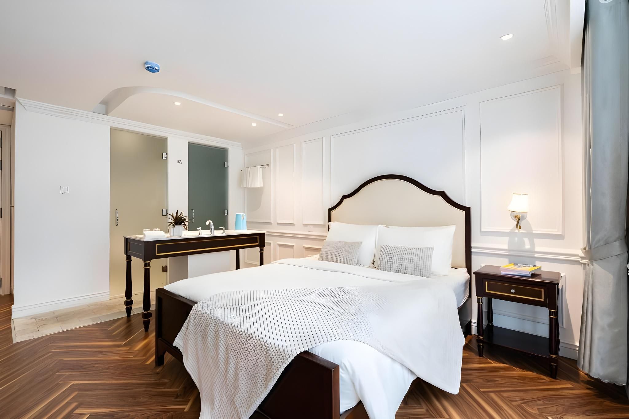 Superior - 1 Wide King Bed