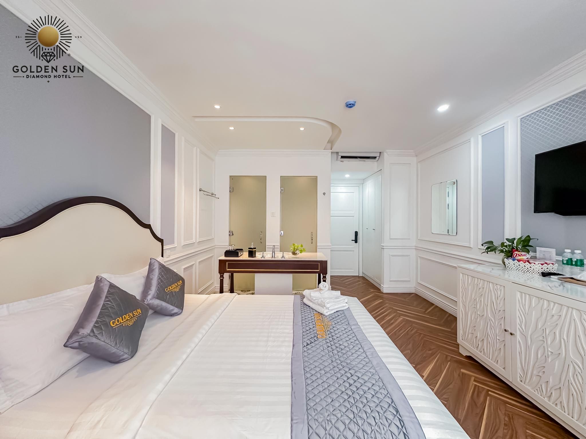 Deluxe - 1 Queen Bed