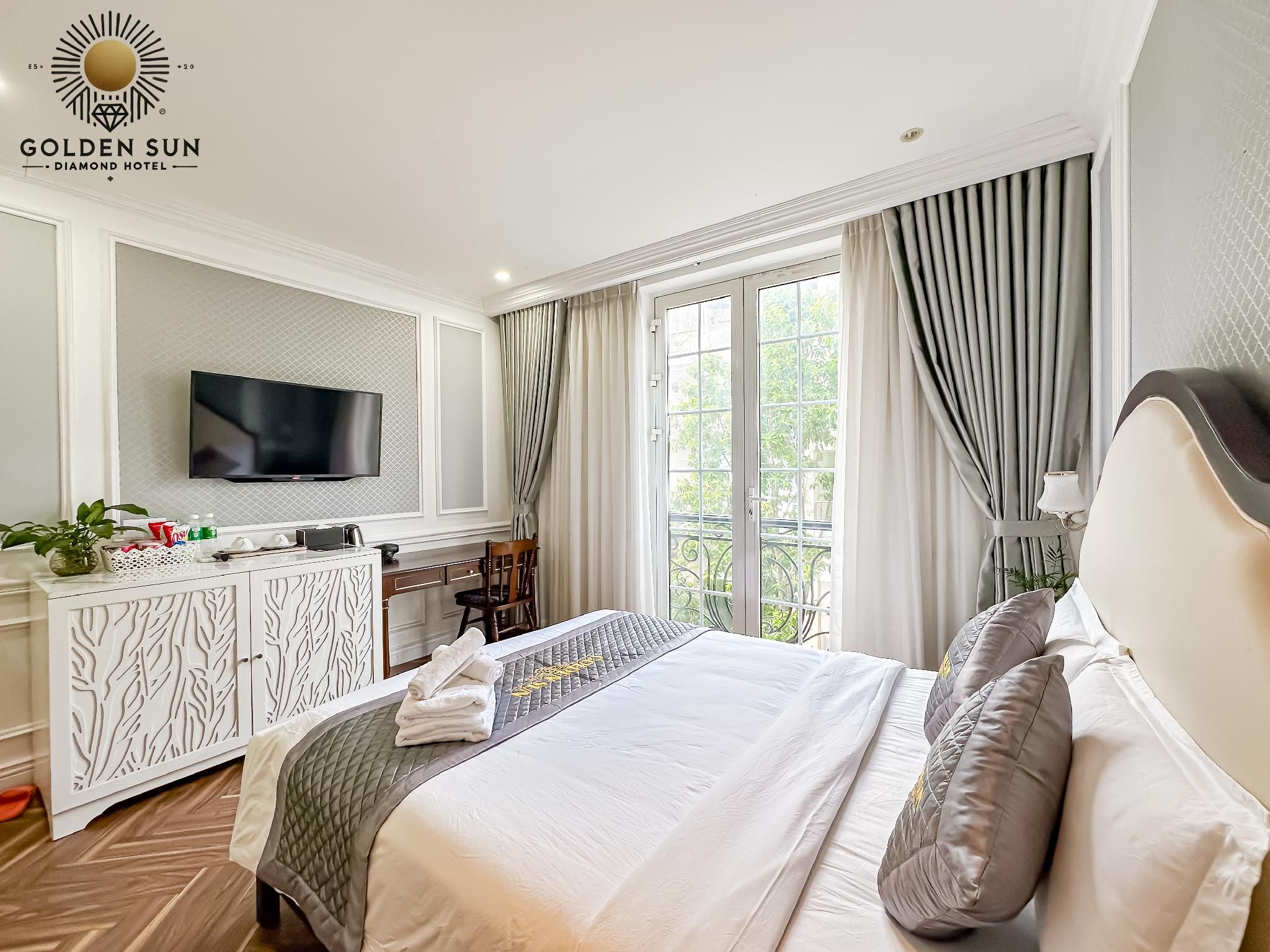 Deluxe - 1 King Bed with Patio View