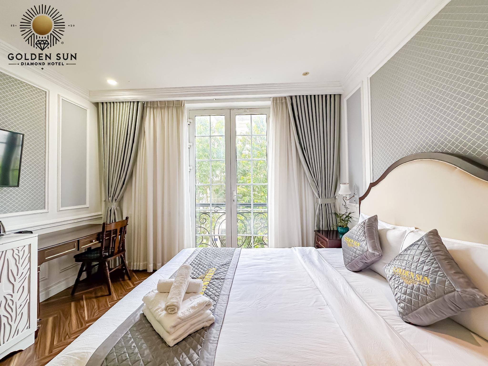 Deluxe - 1 King Bed with Patio View