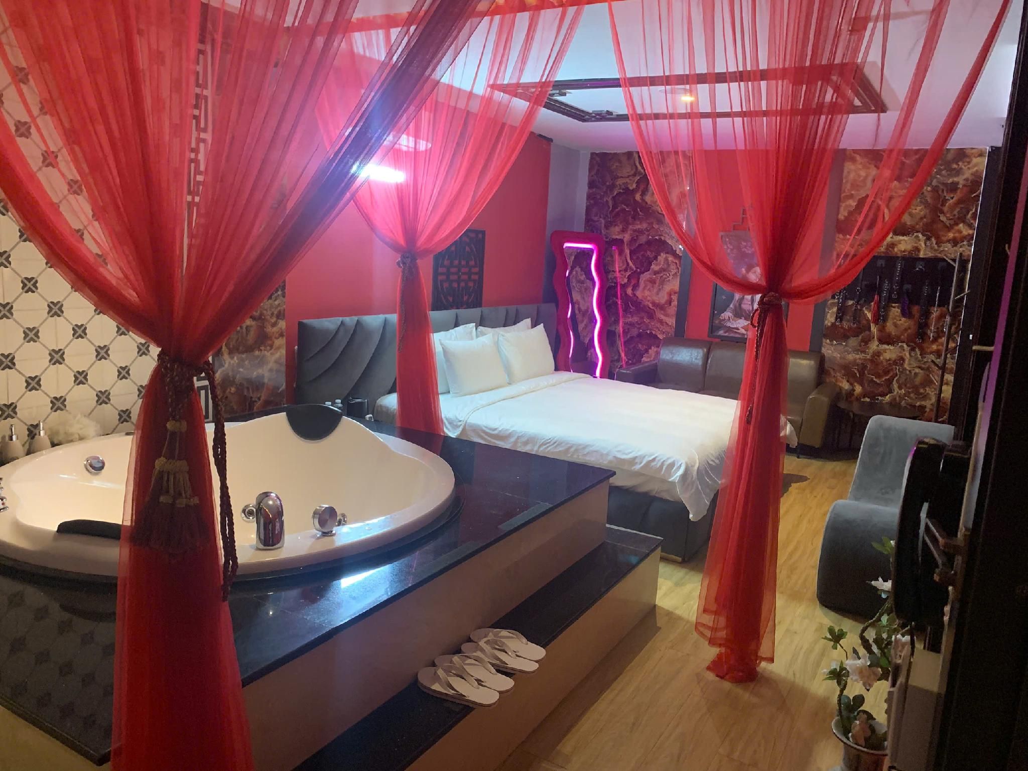 1 King Bed
