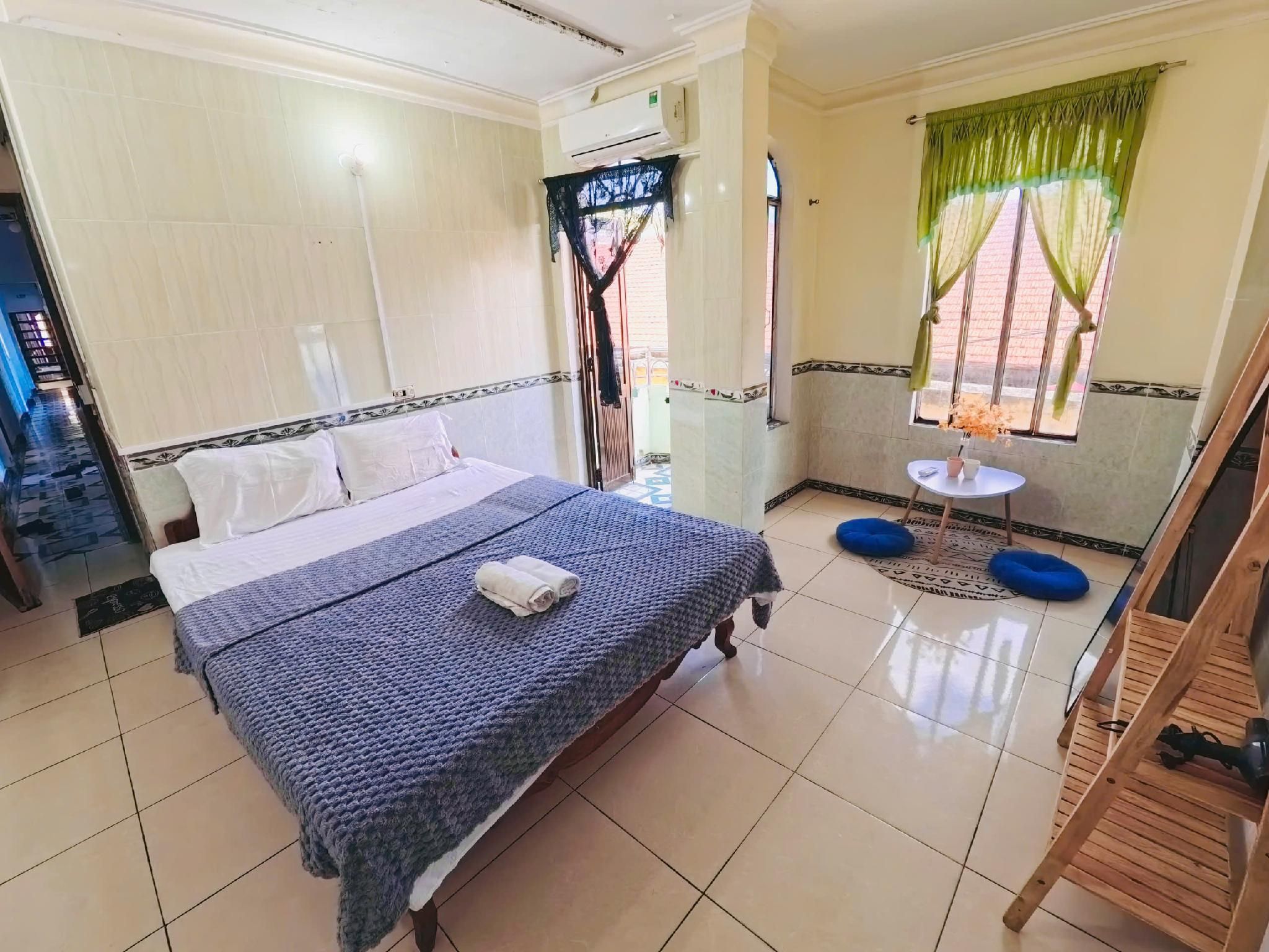 1 Queen Room