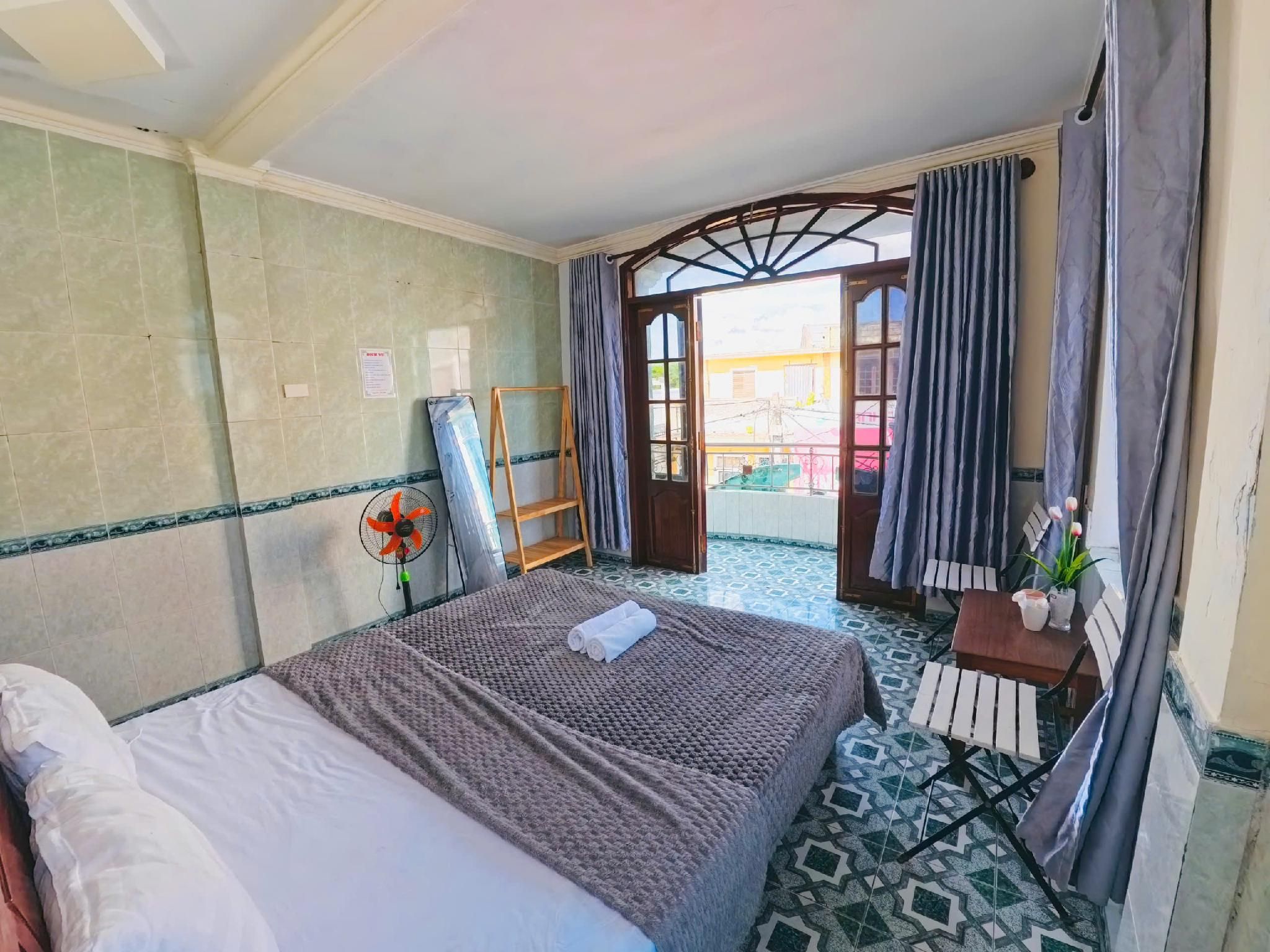 1 Queen Room