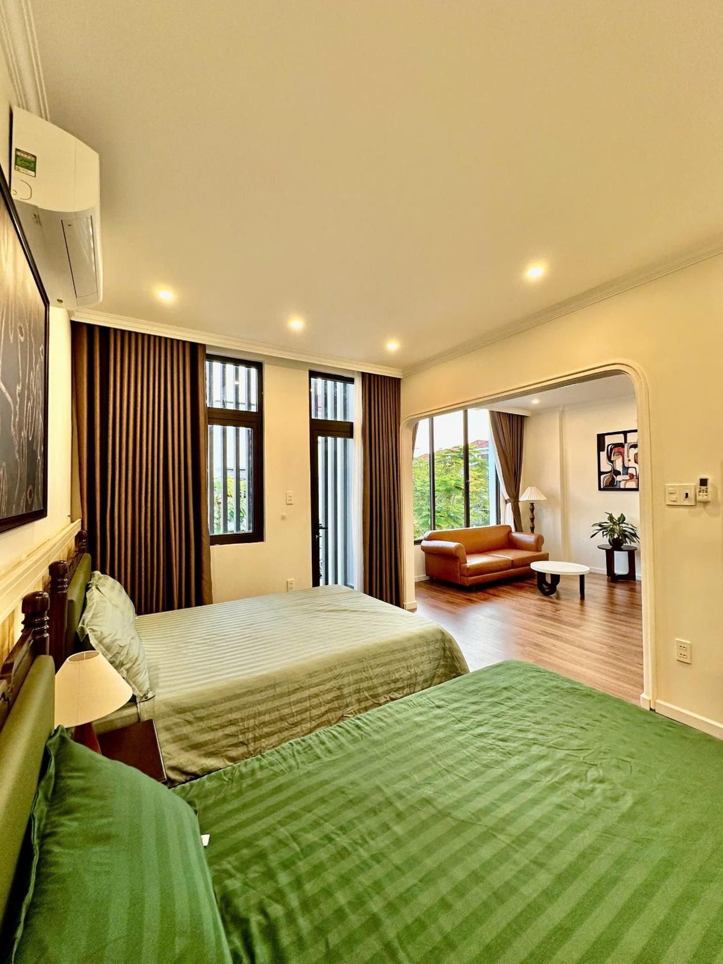 FAMILY 2 QUEEN ROOM WITH WINDOW
