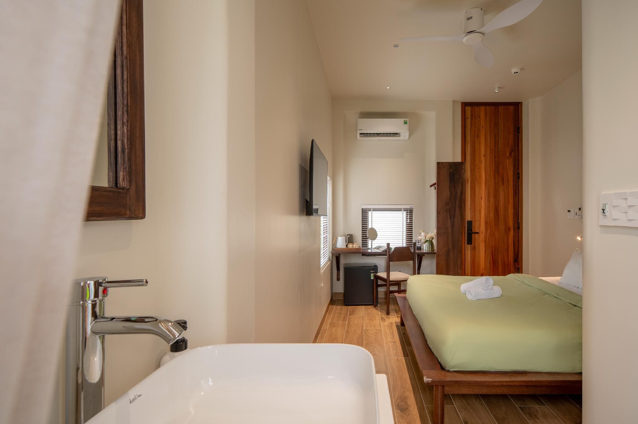 Superior King Room - City View