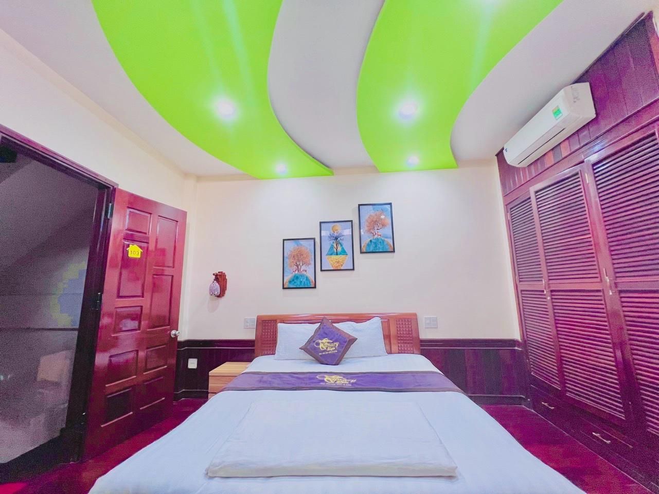 1 Queen Room