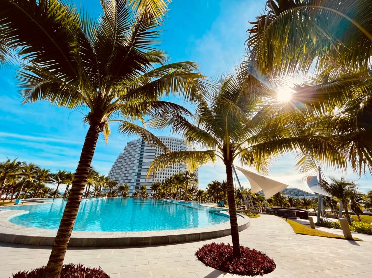 swimming pool [outdoor]