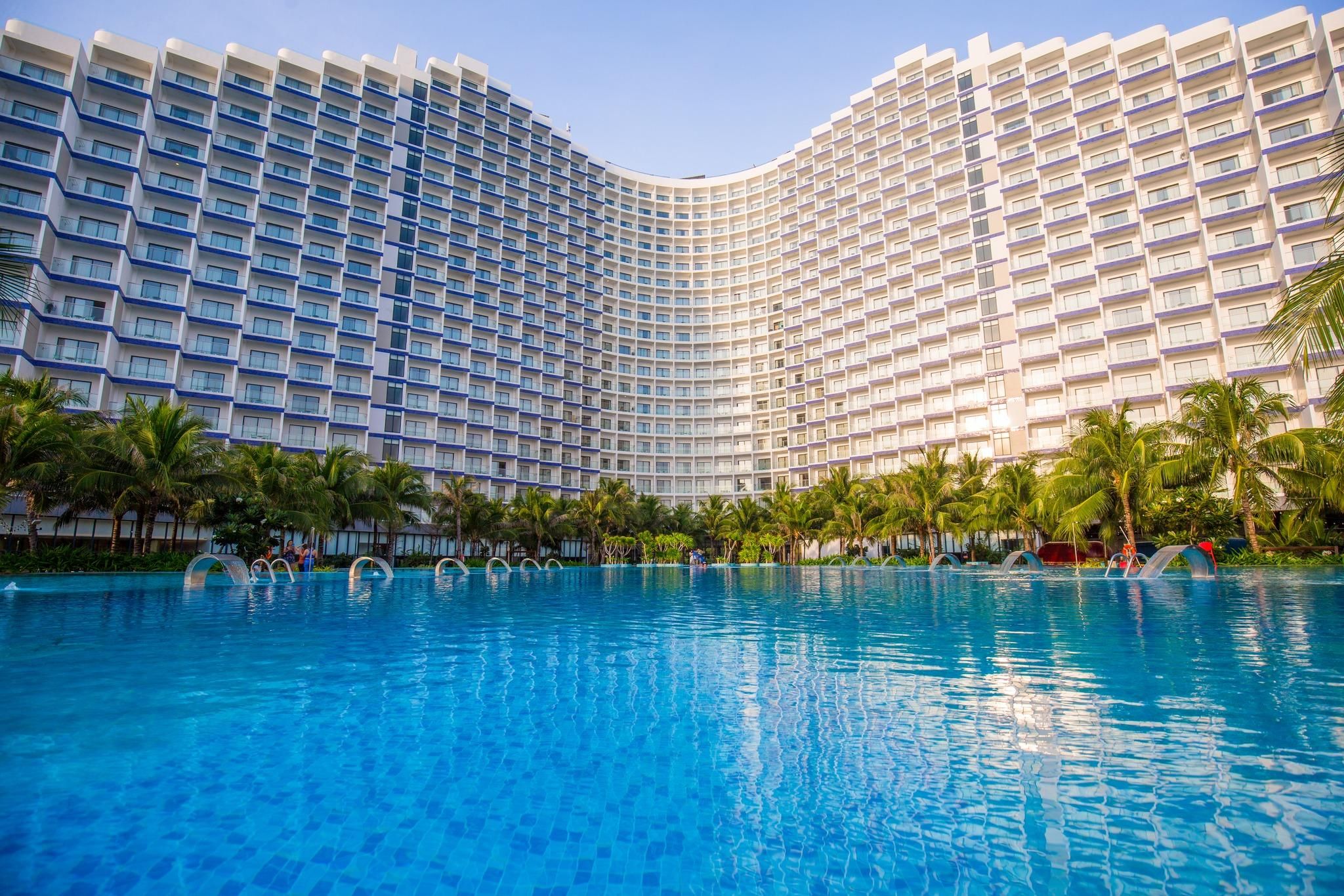 swimming pool [outdoor]