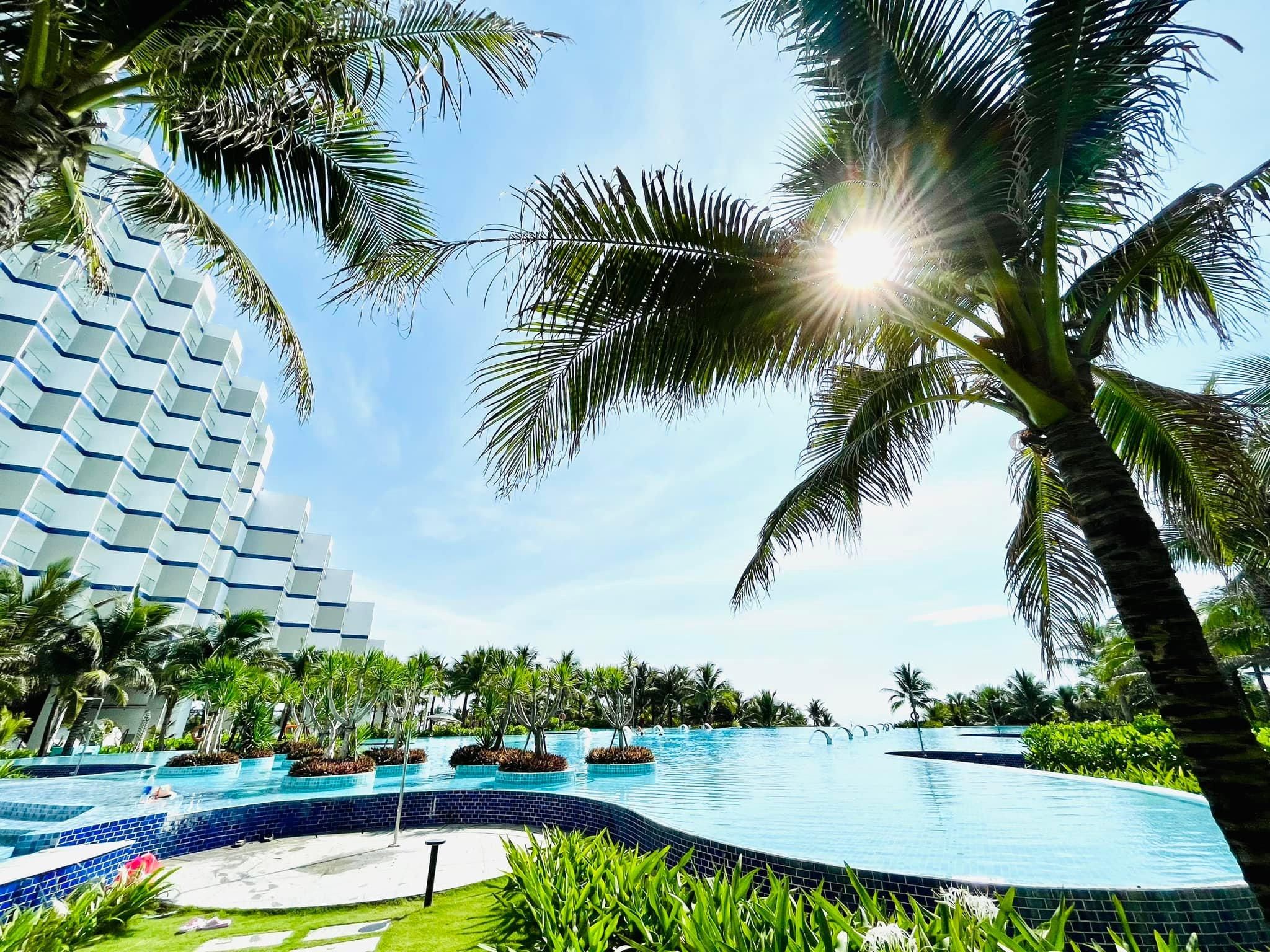 swimming pool [outdoor]