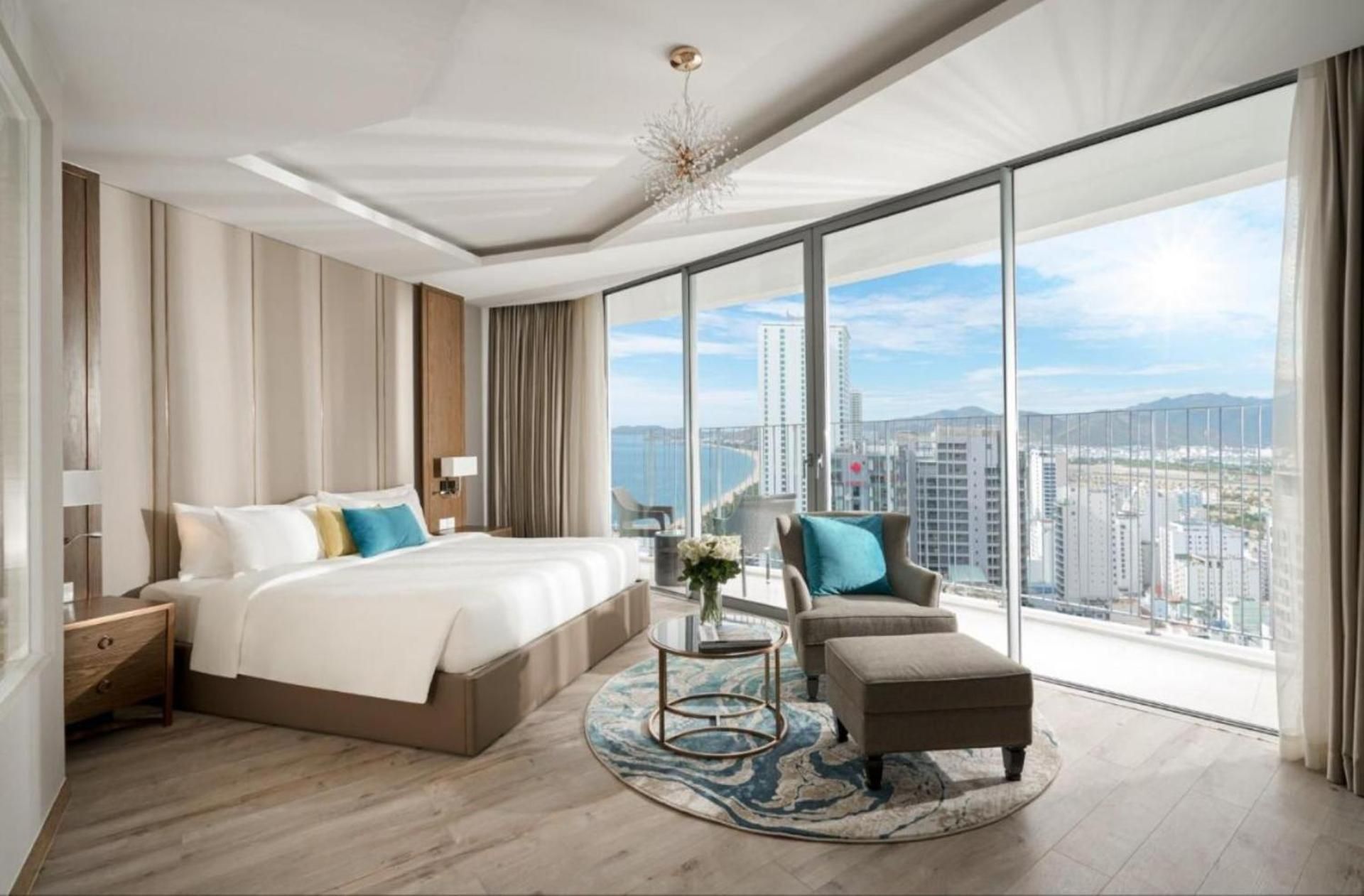 Deluxe Double Room with Side Sea View