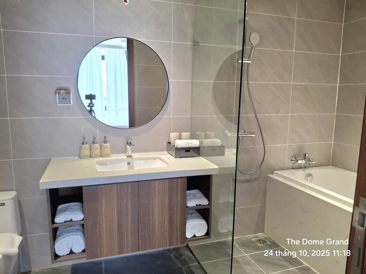 The Dome Grand Queen Studio 3