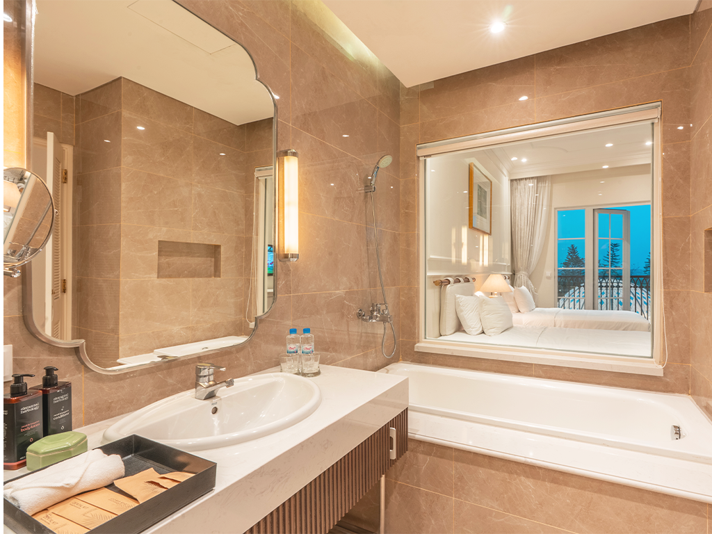 Deluxe King Pool View