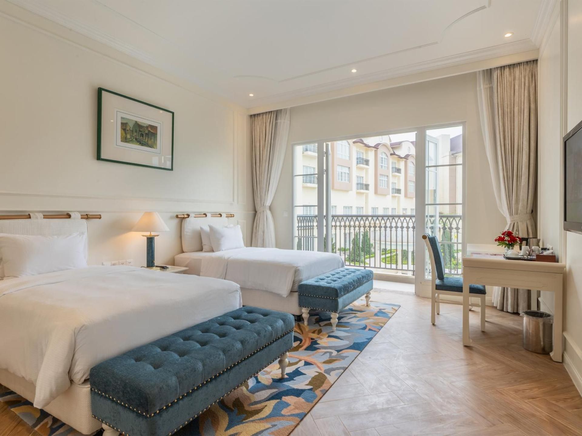 Deluxe Twin Pool View