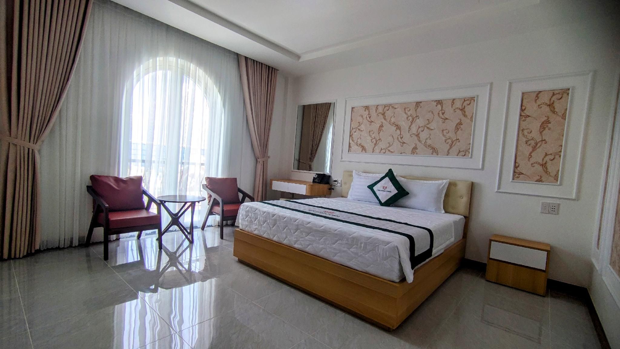 Deluxe - 1 King Bed with Patio View